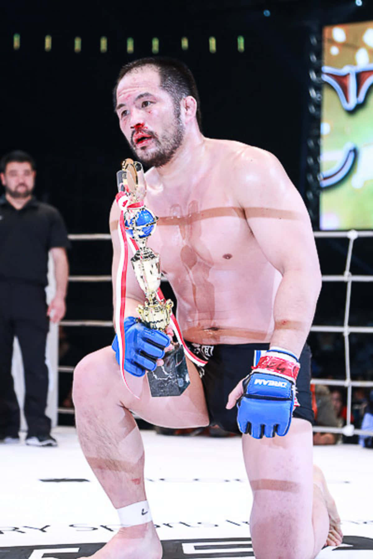 Japanilainen MMA-taistelija Hayato Sakurai veriset kasvot Taustakuvat