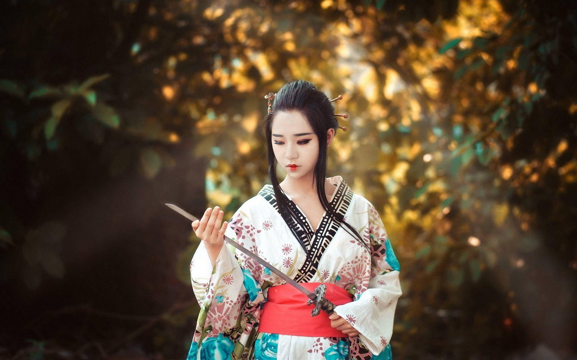 Japanilainen tyttö miekalla Taustakuvat