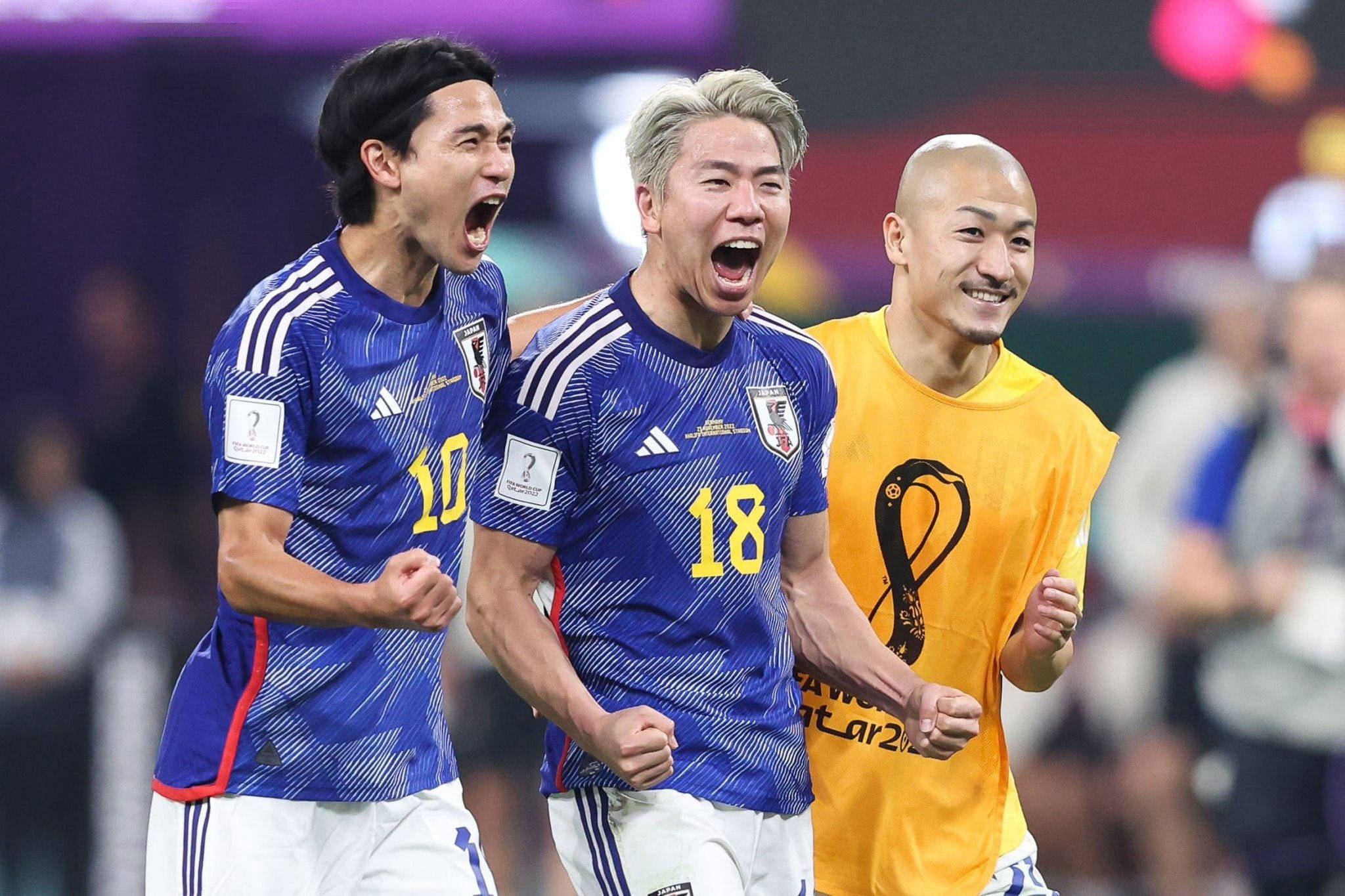 Japanin jalkapallomaajoukkue huutaa innostuneena Taustakuvat