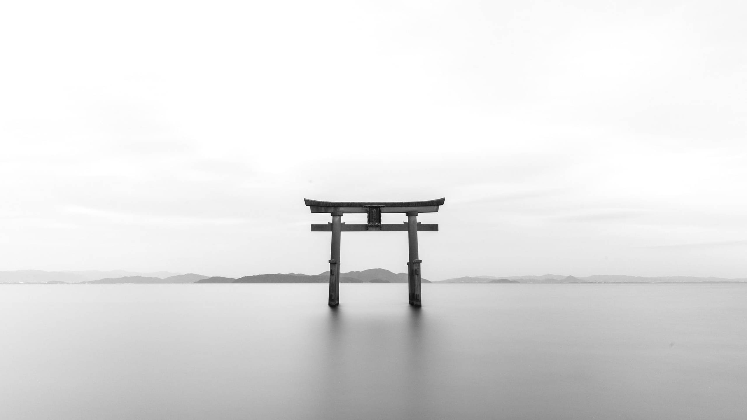 Japanin majesteettinen torii-portti mustavalkokuvassa Taustakuvat