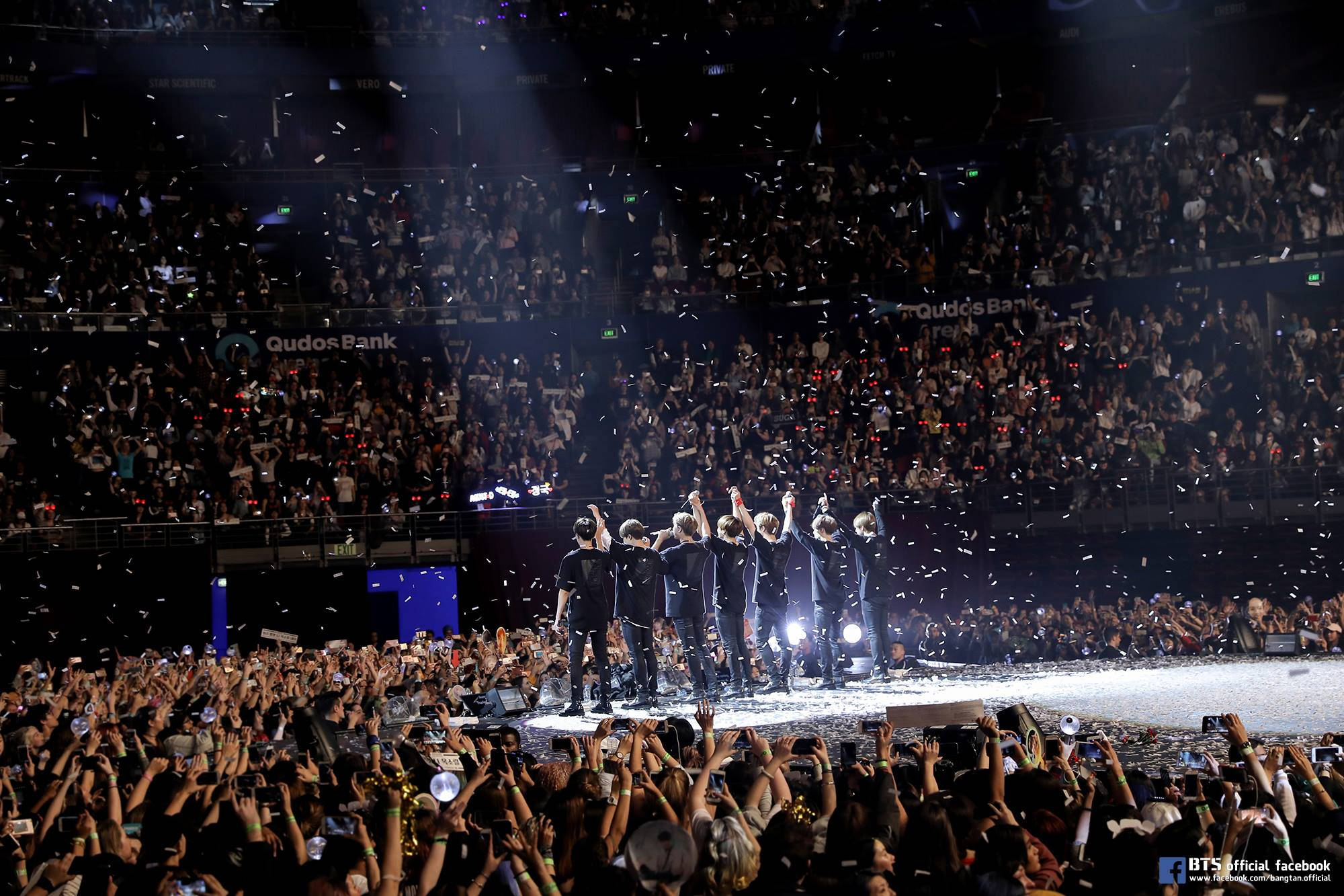 Jäsenet heidän Love Yourself BTS-konsertissaan Taustakuvat