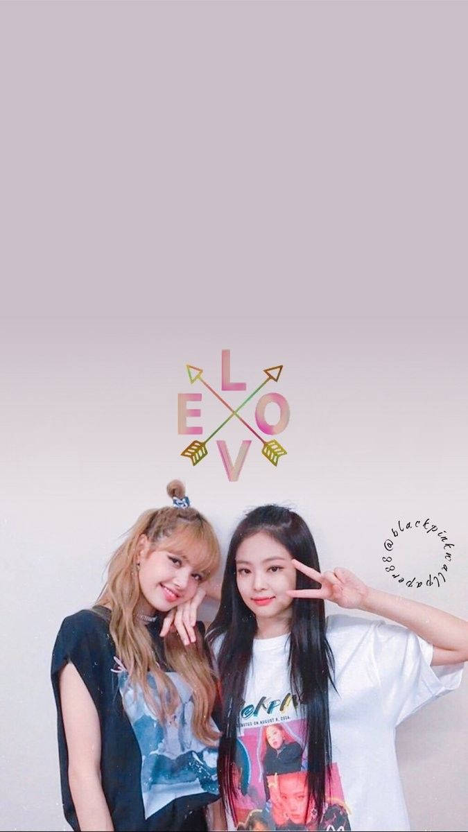 Jennie ja Lisa K-Pop-yhtyeestä Blackpink näyttävät upeilta samanlaisissa asuissa Taustakuvat