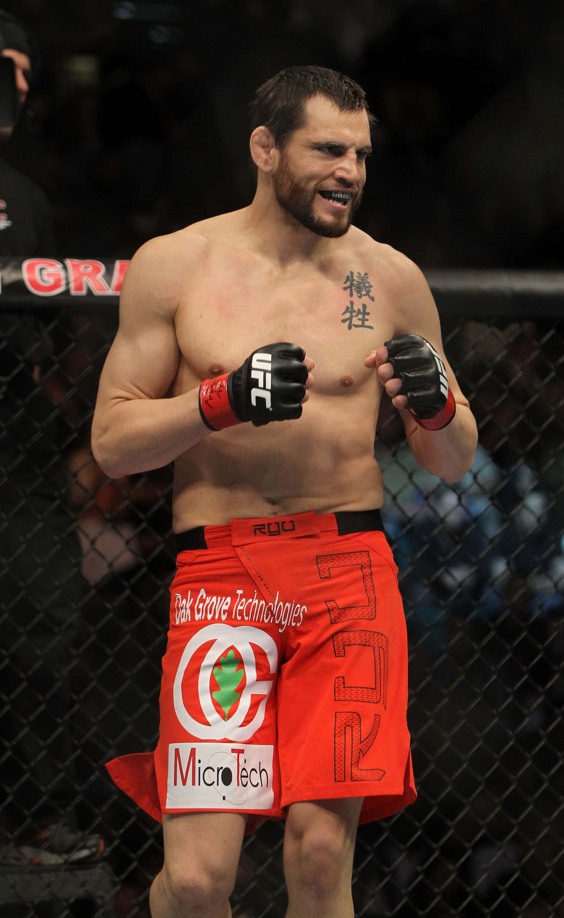 Jon Fitch seisoo kahdeksankulmiossa UFC 141 Taustakuvat