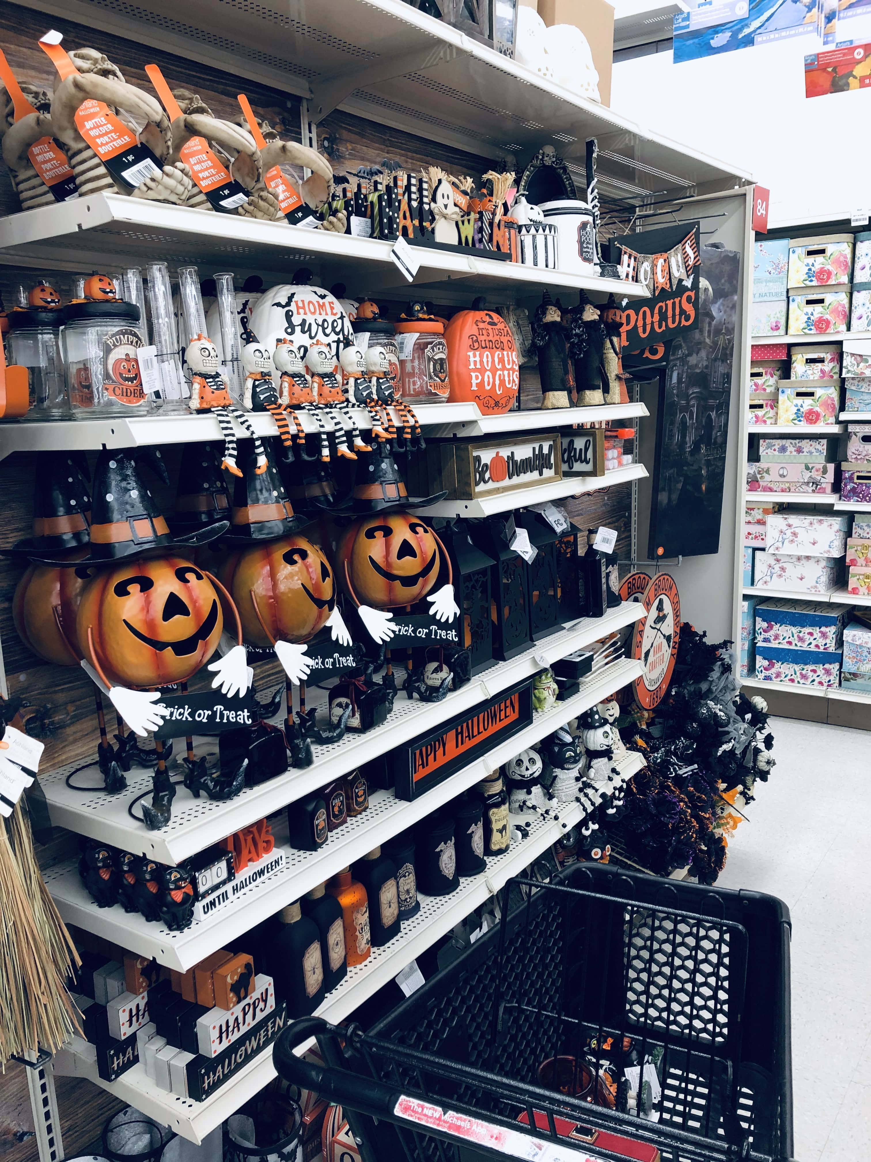 Juhli karmivinta vuodenaikaa hauskan ja aavemaisen Halloween-tunnelman kera. Taustakuvat