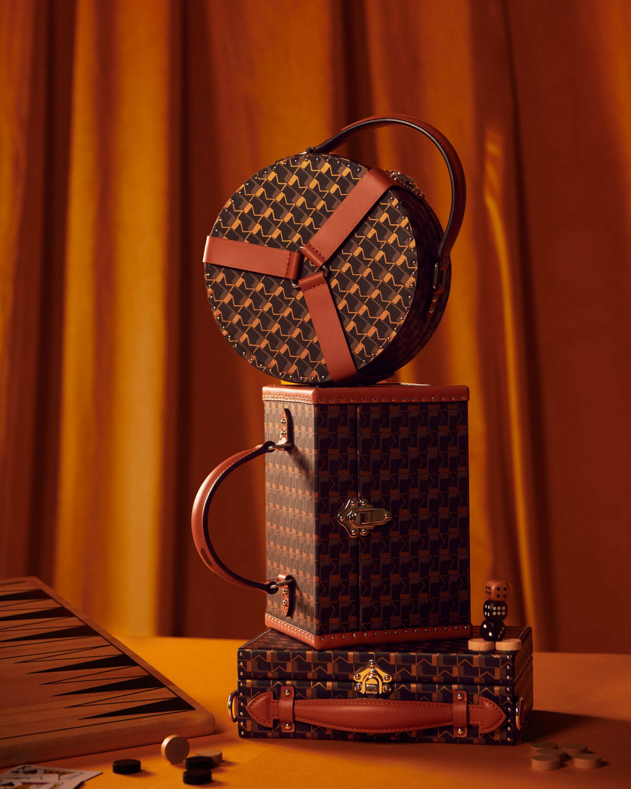 Juhli tämän ikonisen Moynat-monogrammilaukun kanssa Taustakuvat