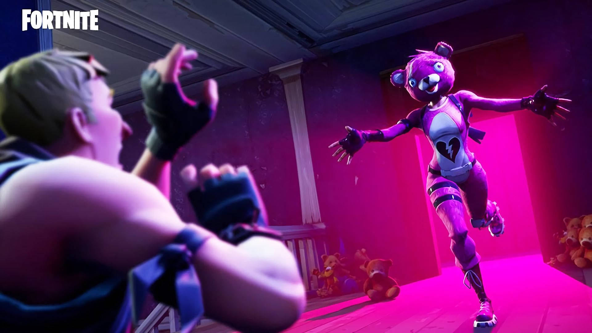 Vaaleanpunainen nallekarhuhahmo juoksee kohti mieshahmoa Fortnite HD-taustakuva