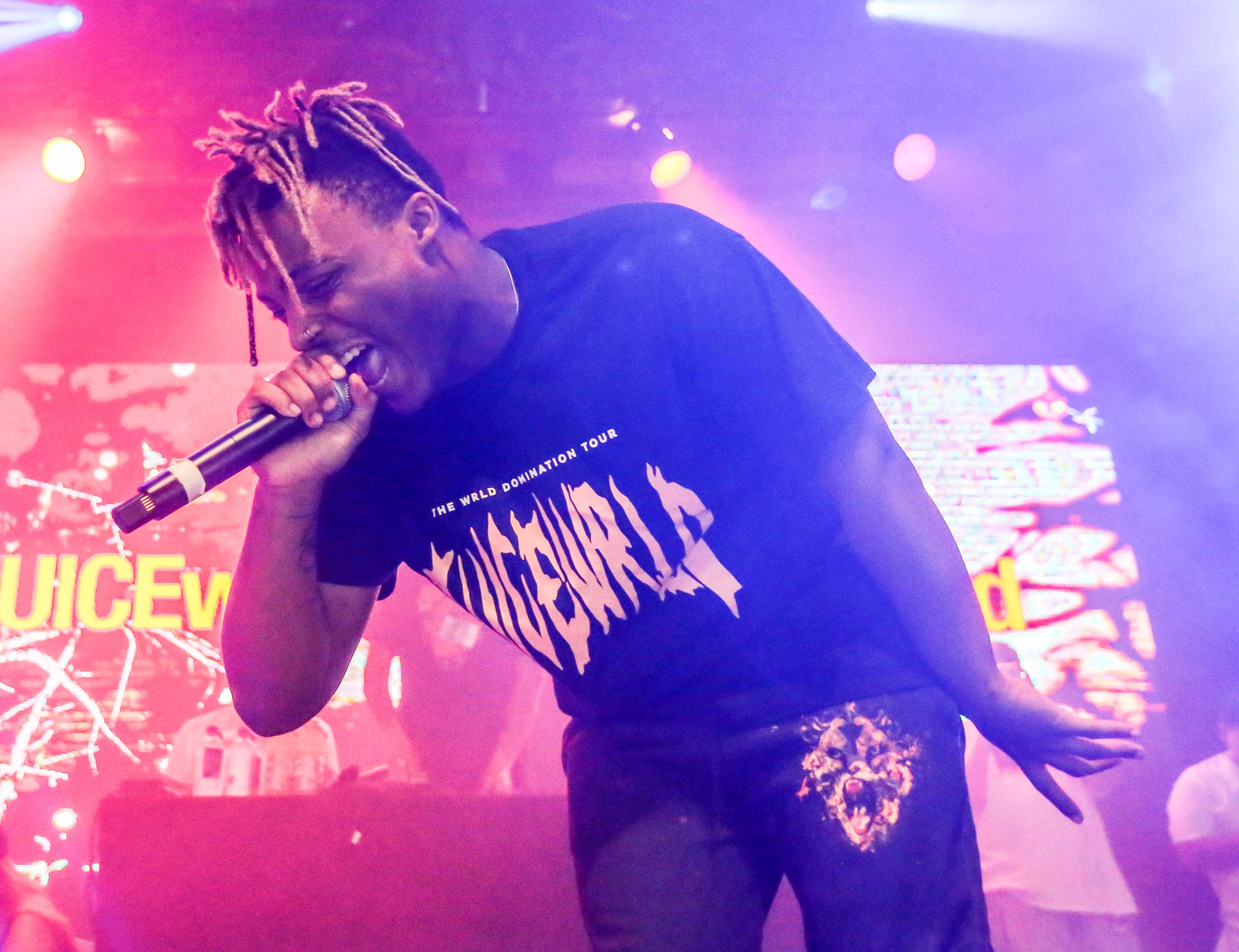 Juice Wrld esiintymässä lavalla 4K Taustakuvat