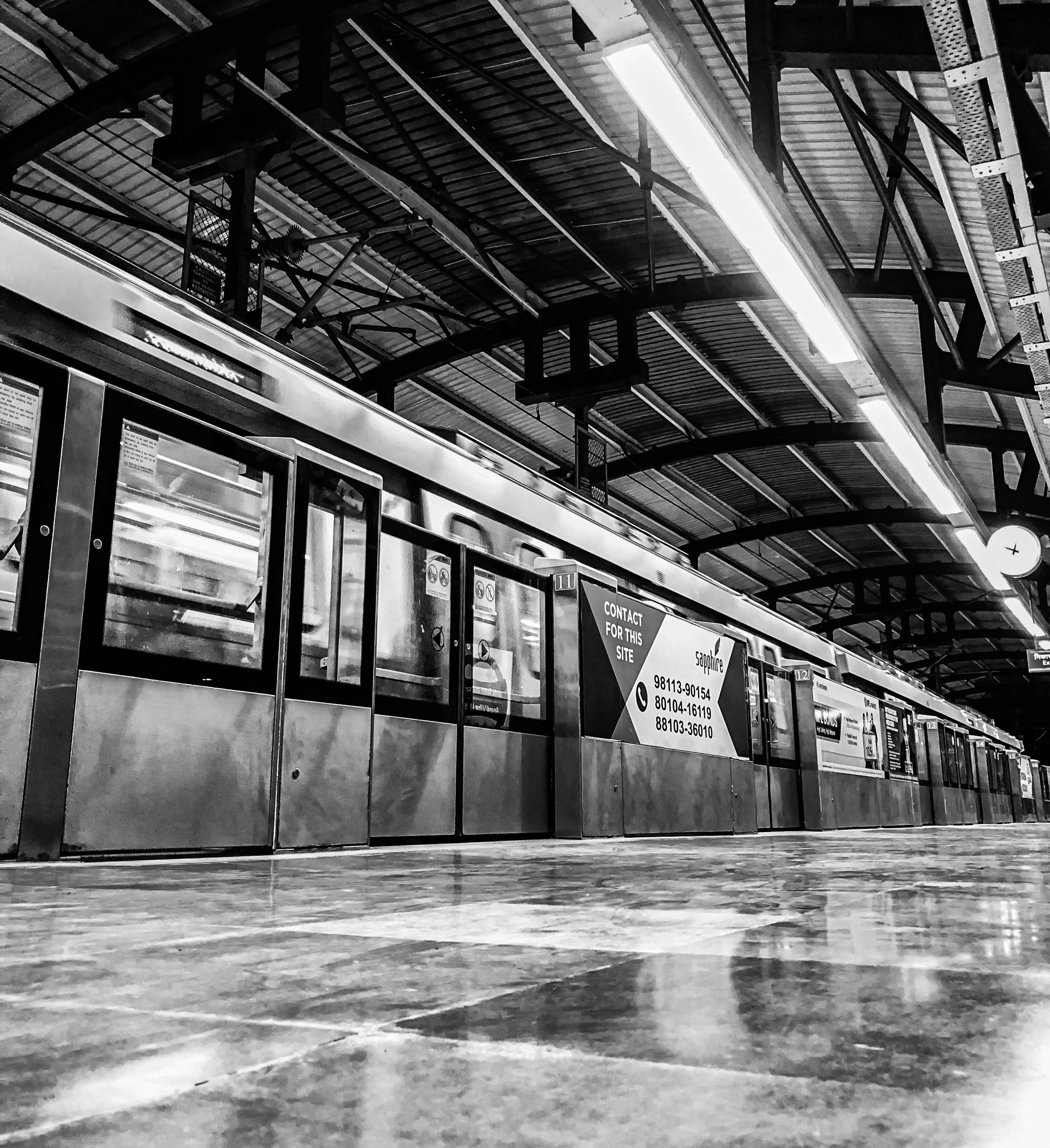 Junanmatkustuksen nostalgia harmaasävyissä Taustakuvat