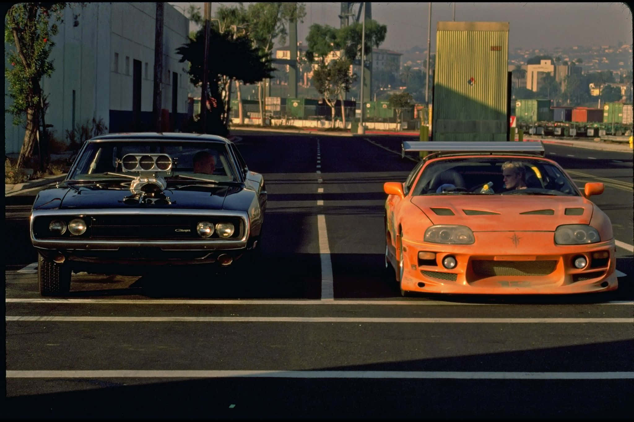 Kaksi autoa kilpa-ajossa Fast And Furious 1 -elokuvassa Taustakuvat