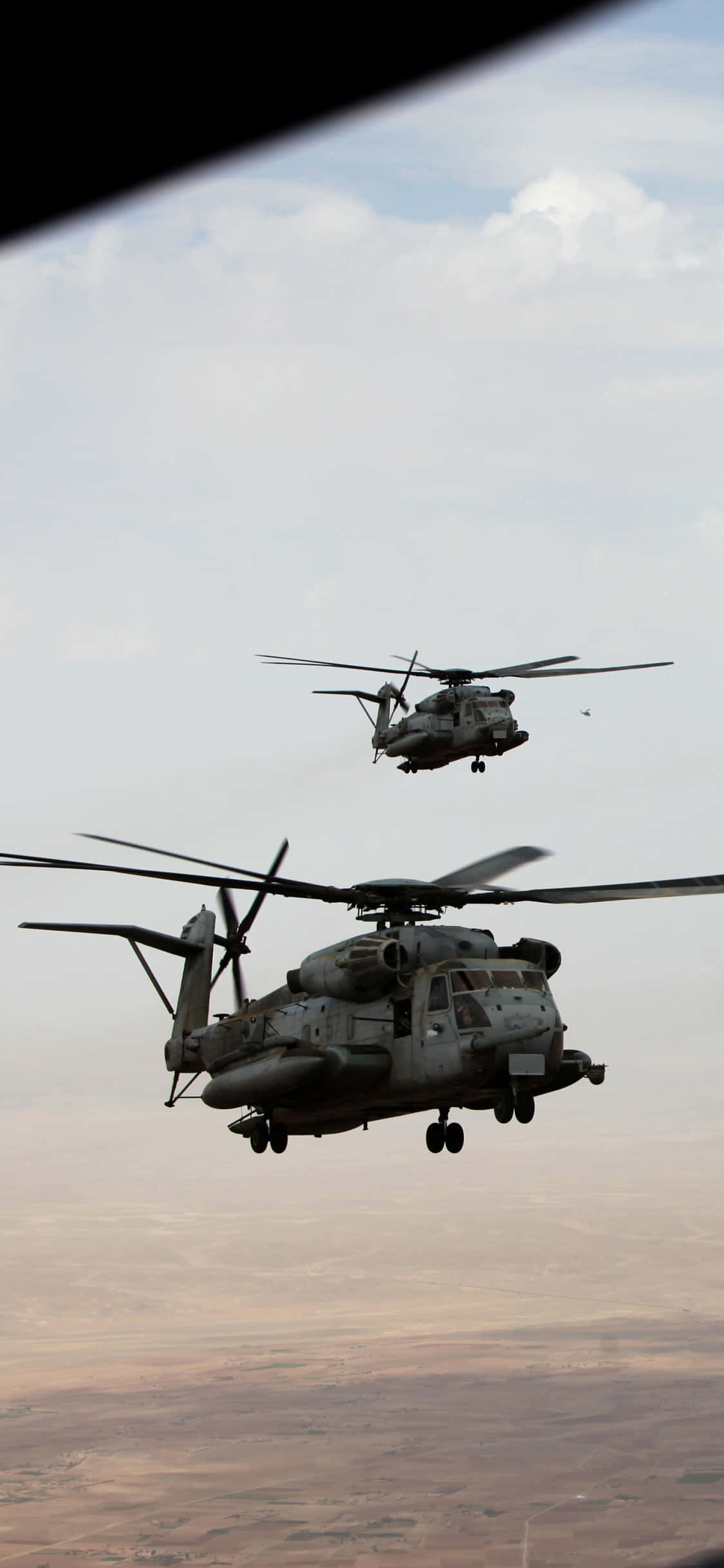 kaksi helikopteria lentämässä taivaalla Taustakuvat
