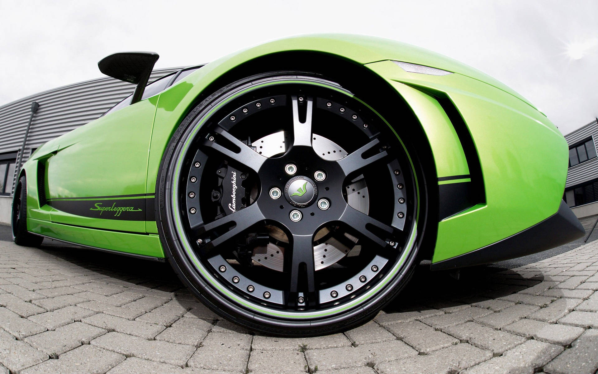 Vihreän Lamborghinin pyörän kalansilmäkuva taustakuva.