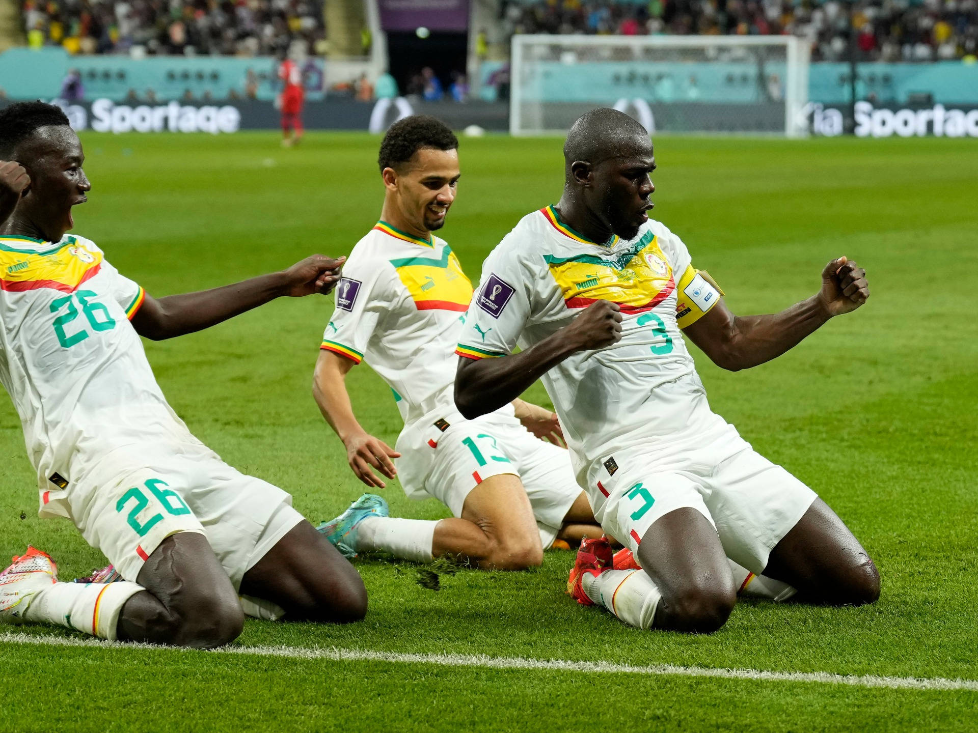 Kalidou Koulibaly polvillaan Taustakuvat