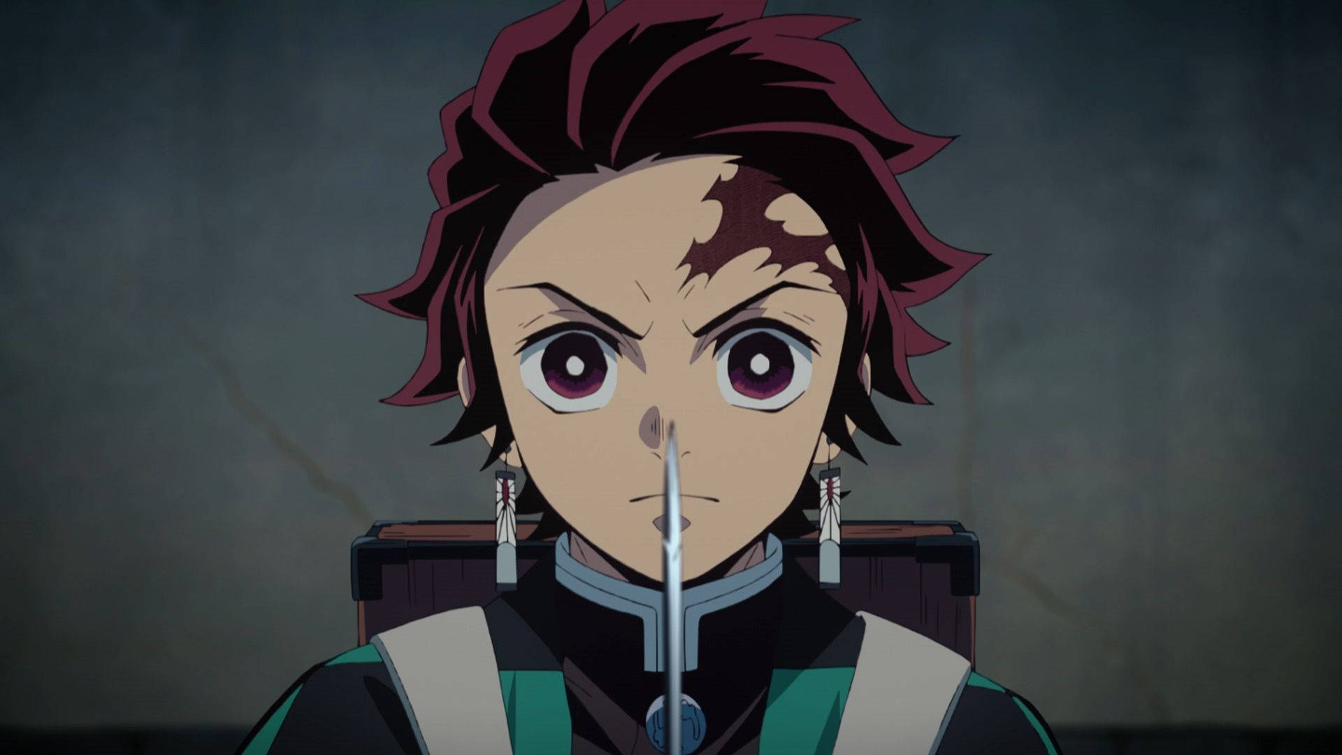 Demon Slayer -taustakuva Kamado Tanjiron lähikuvasta pitäen miekkaansa.