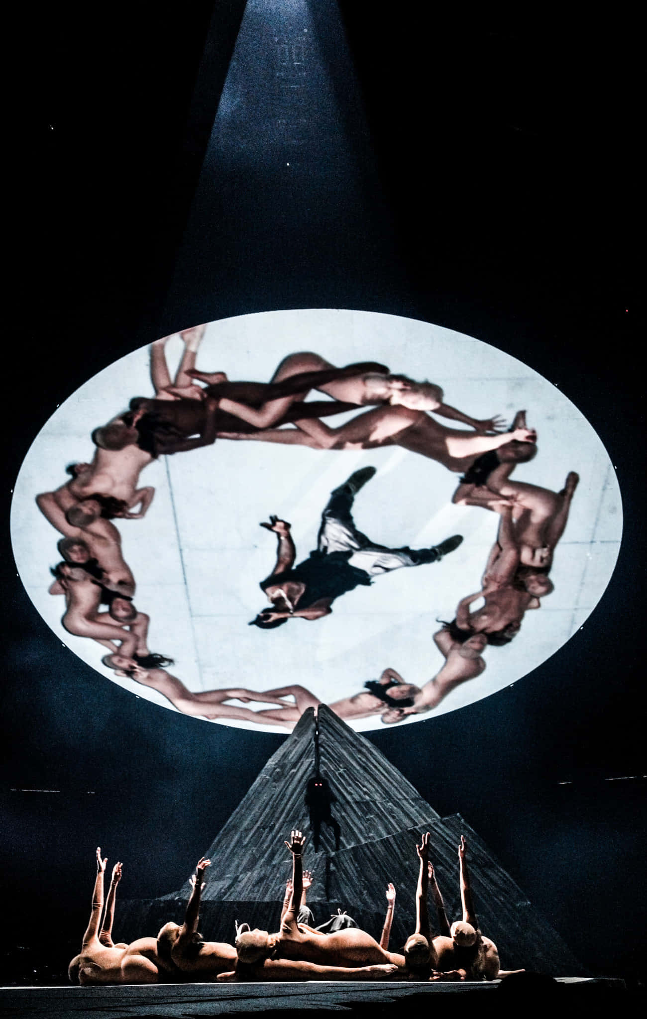 Kanye West esittelee ainutlaatuista tyyliään Yeezus-kiertueella Taustakuvat