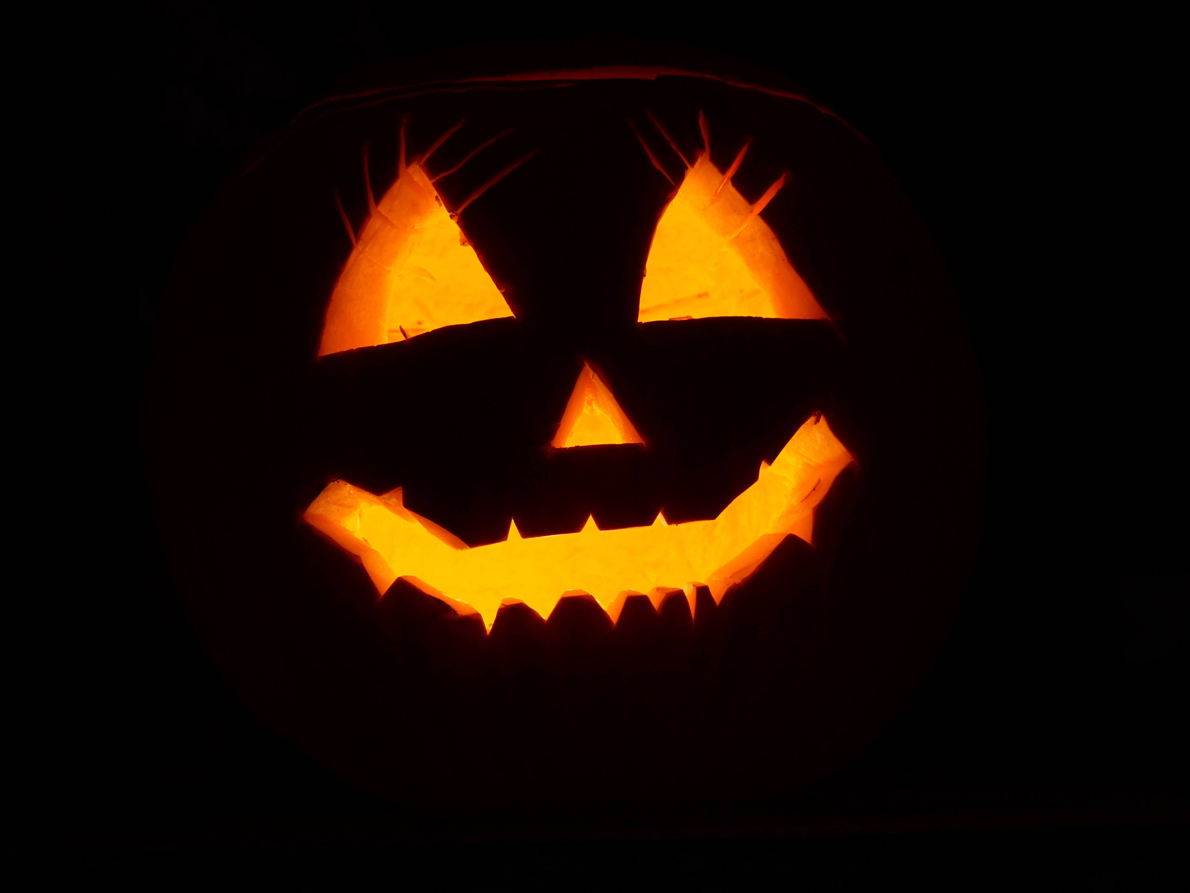 Karkki vai kepponen - Juhli Halloweenia mustalla kurpitsalla Taustakuvat