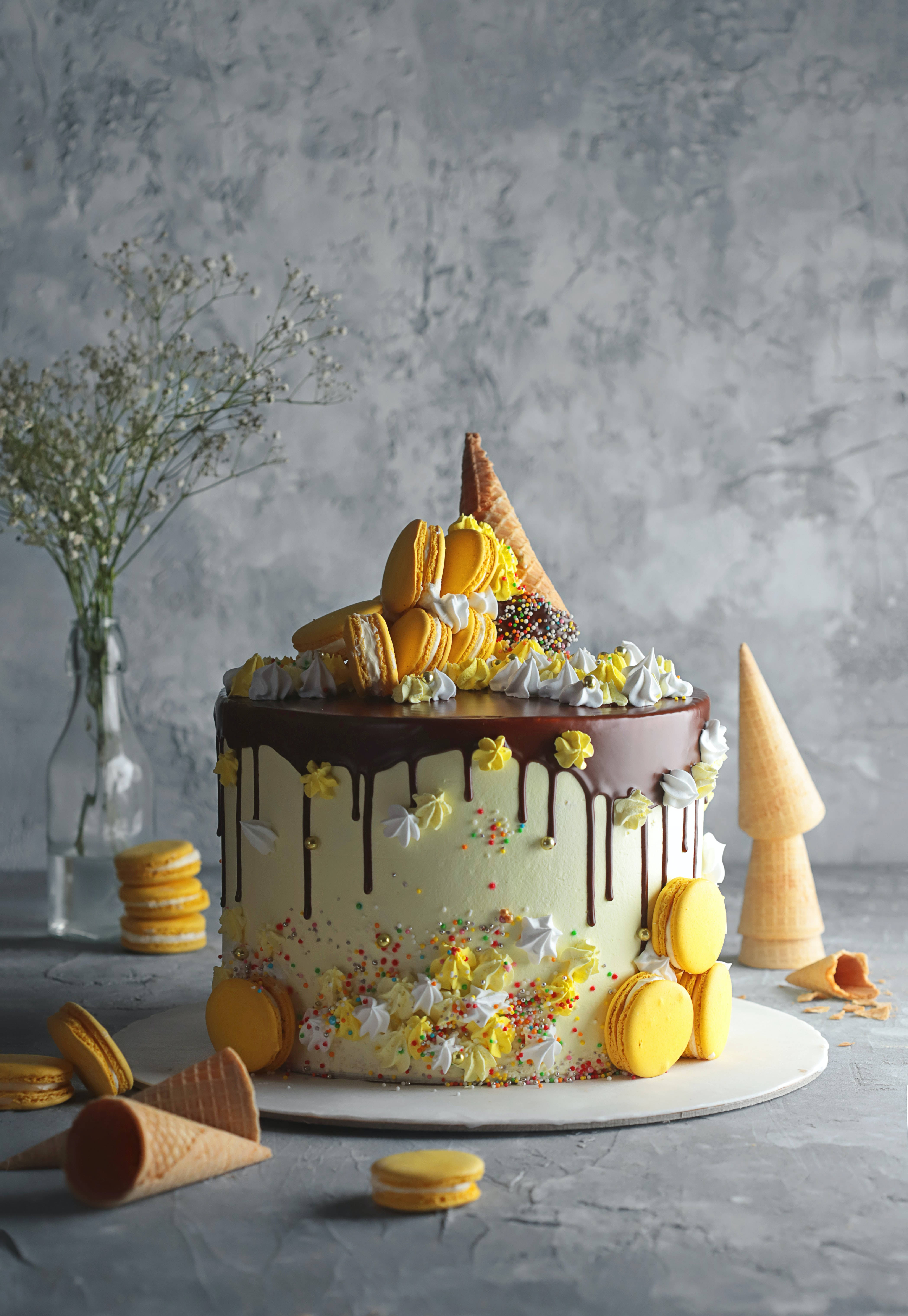 Kartioista ja macaroneista tehty kakku Taustakuvat