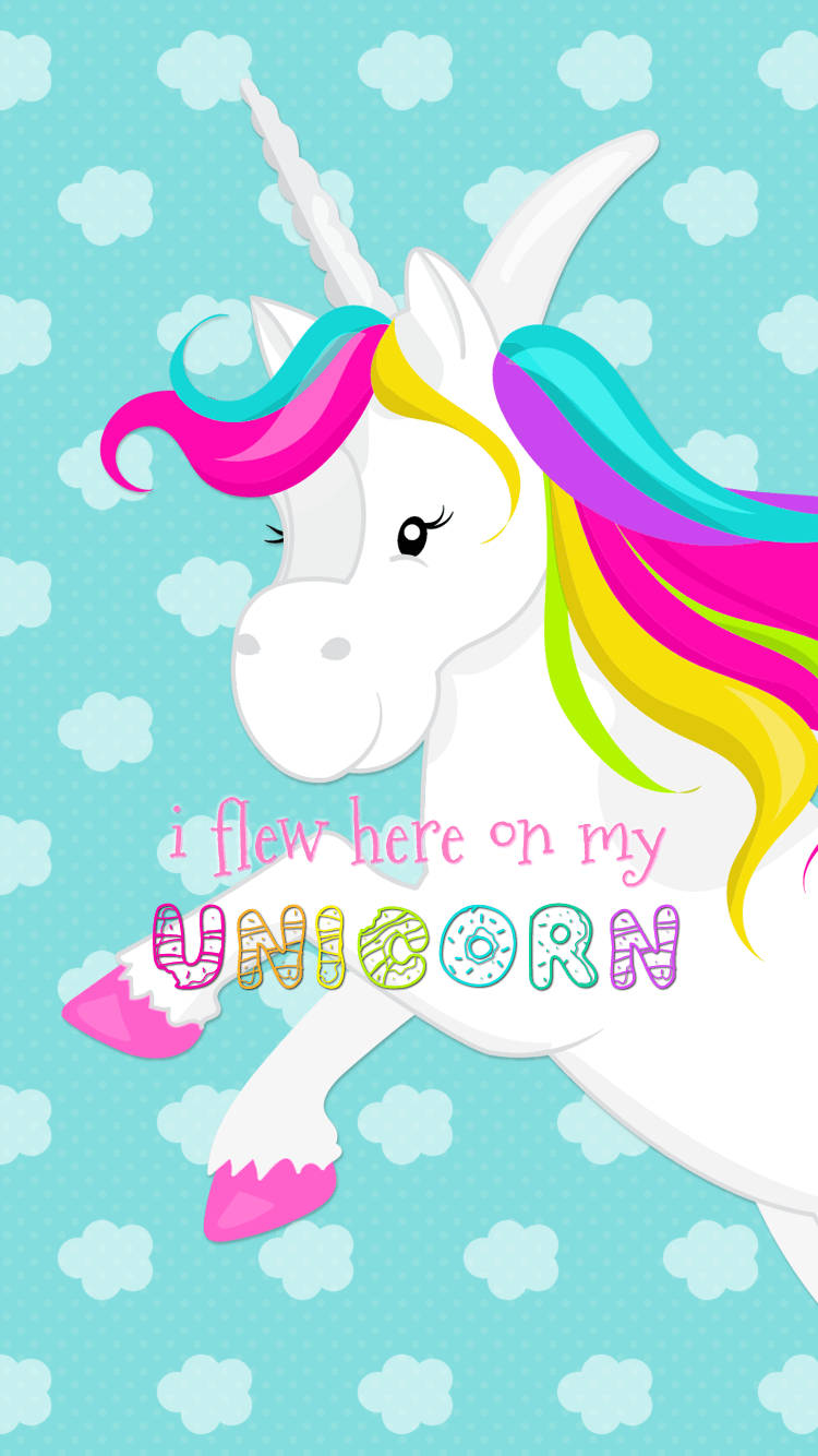 Valkoinen yksisarvinen, jolla on värikäs sateenkaarinenä sinisissä pilvissä, kuvio, jossa lukee 'I flew here on my unicorn'.