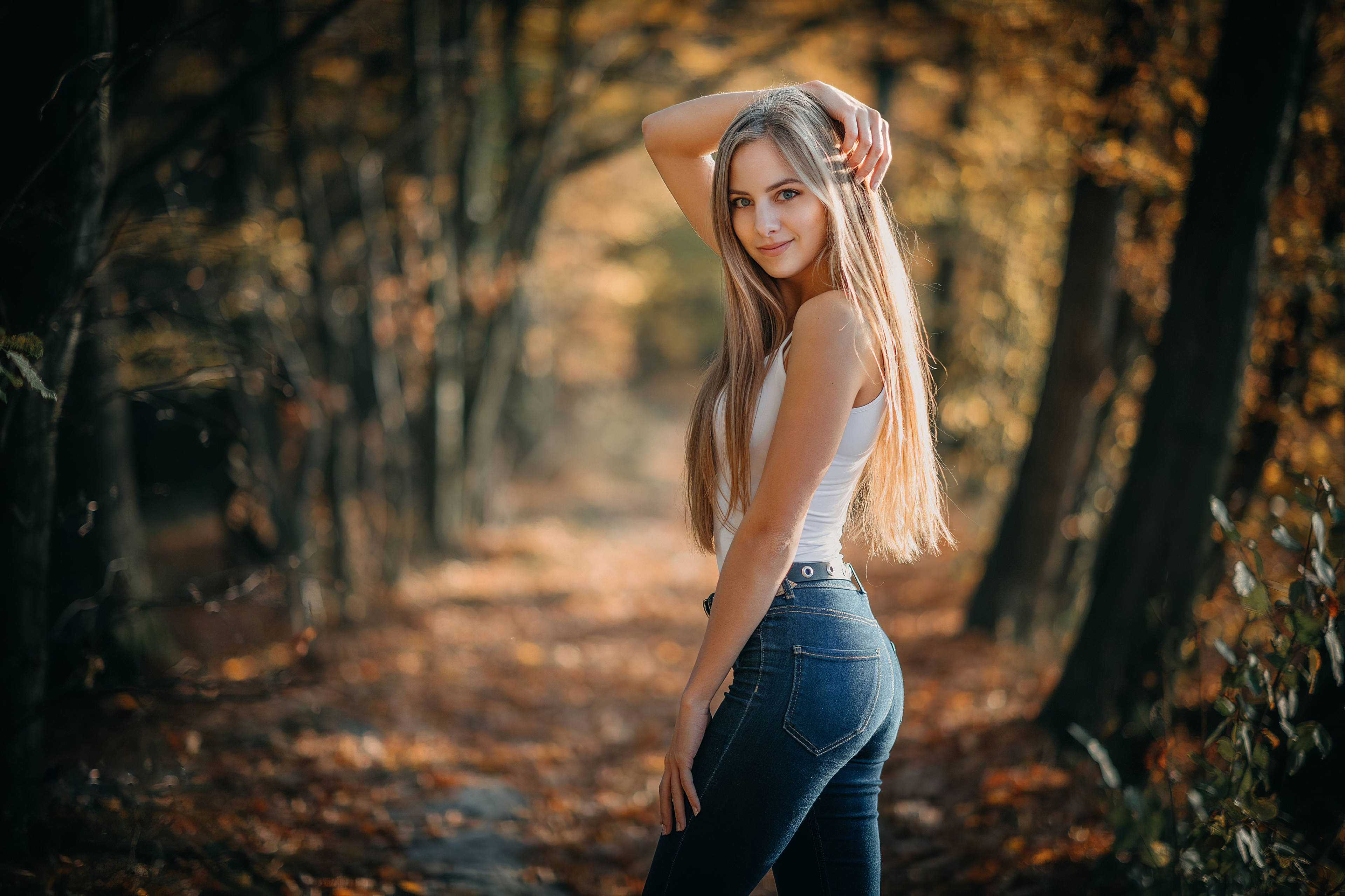 Kauniita blondeja poseeraamassa metsässä Taustakuvat