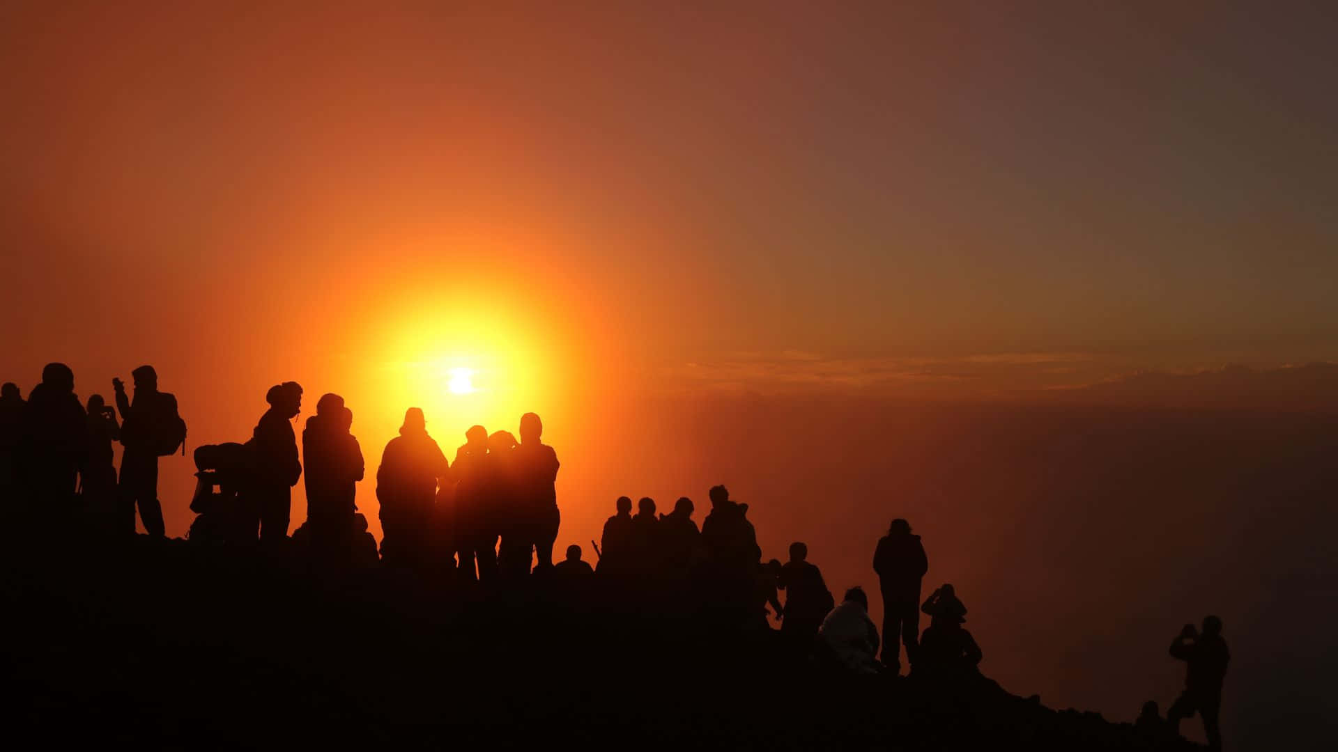 Kaunis ja rauhoittava näky - auringonnousu luonnossa. Taustakuvat