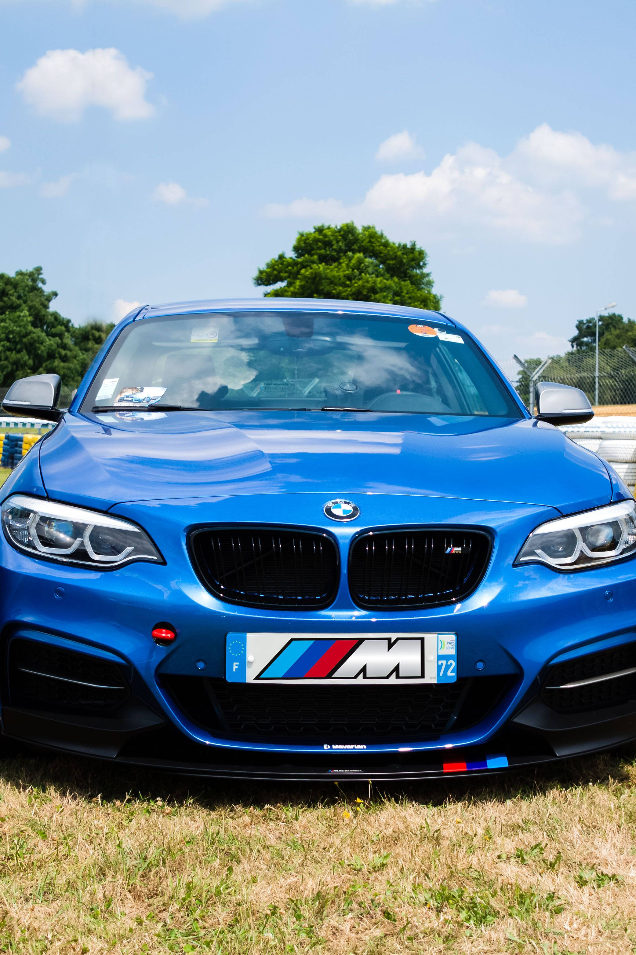 Kaunis sininen BMW kilparadalla Taustakuvat