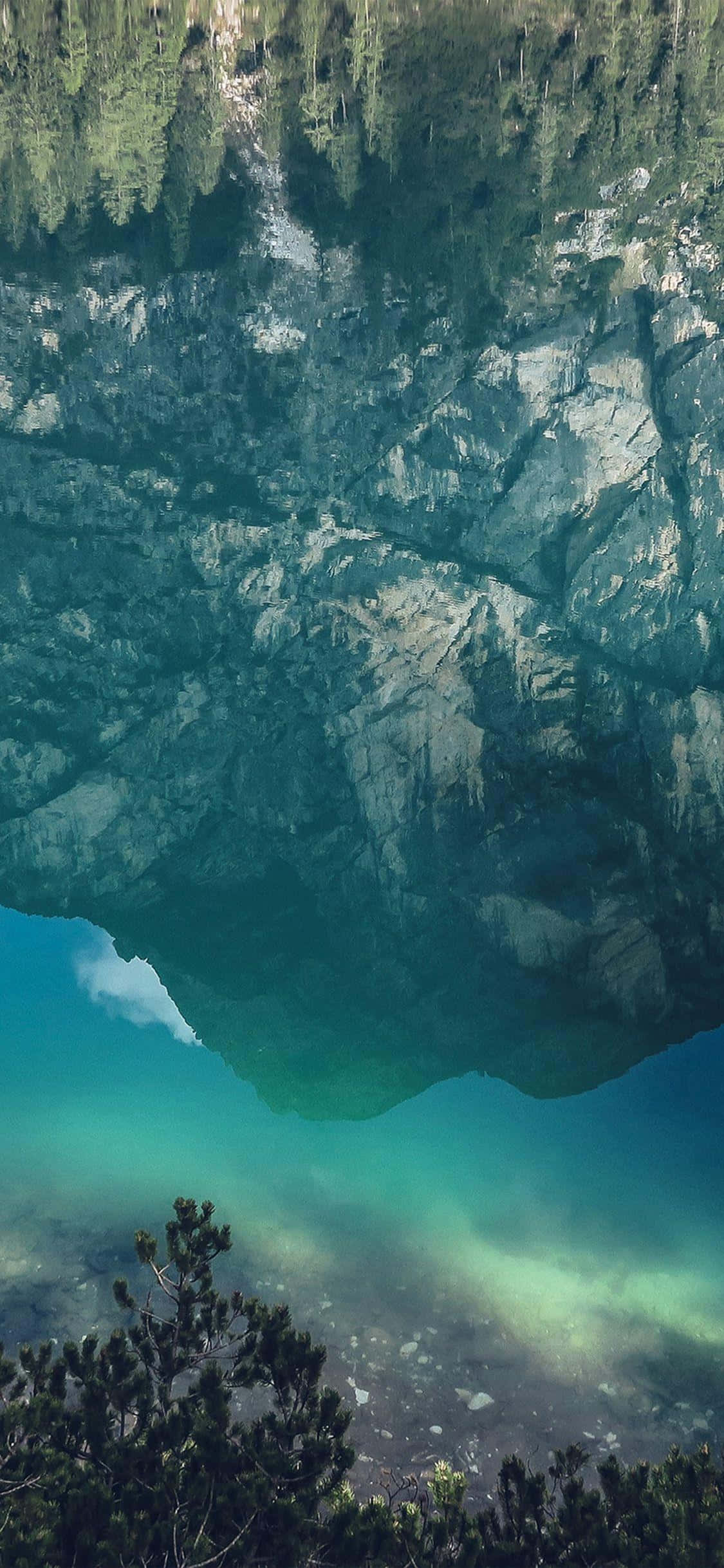 Kaunis vesiputous koskemattomassa metsässä: iPhone X -luontotausta Taustakuvat