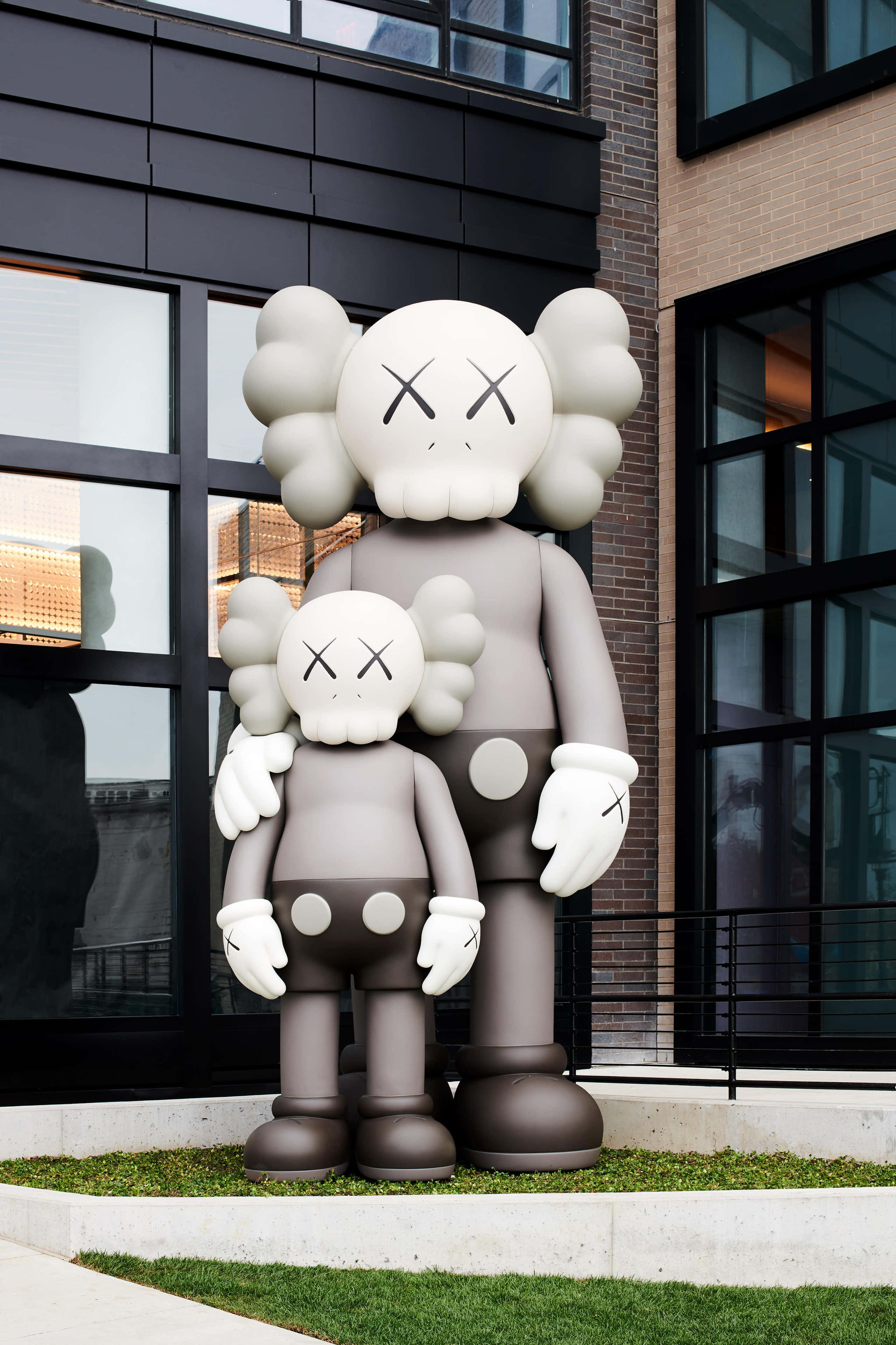 Kaws julkistaa uuden veistossarjan Taustakuvat