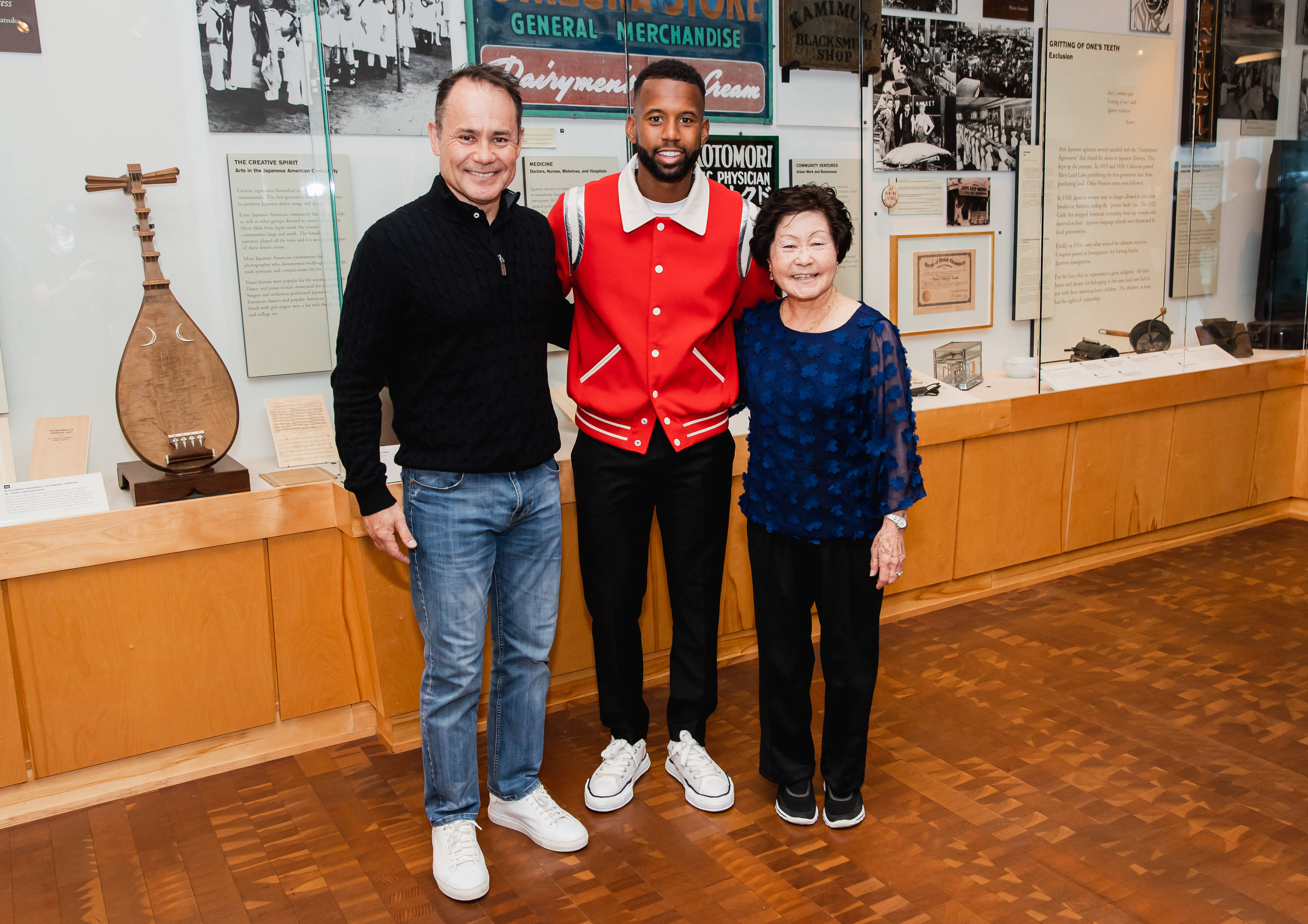 Kellyn Acosta perhekuva Little Tokyossa Taustakuvat