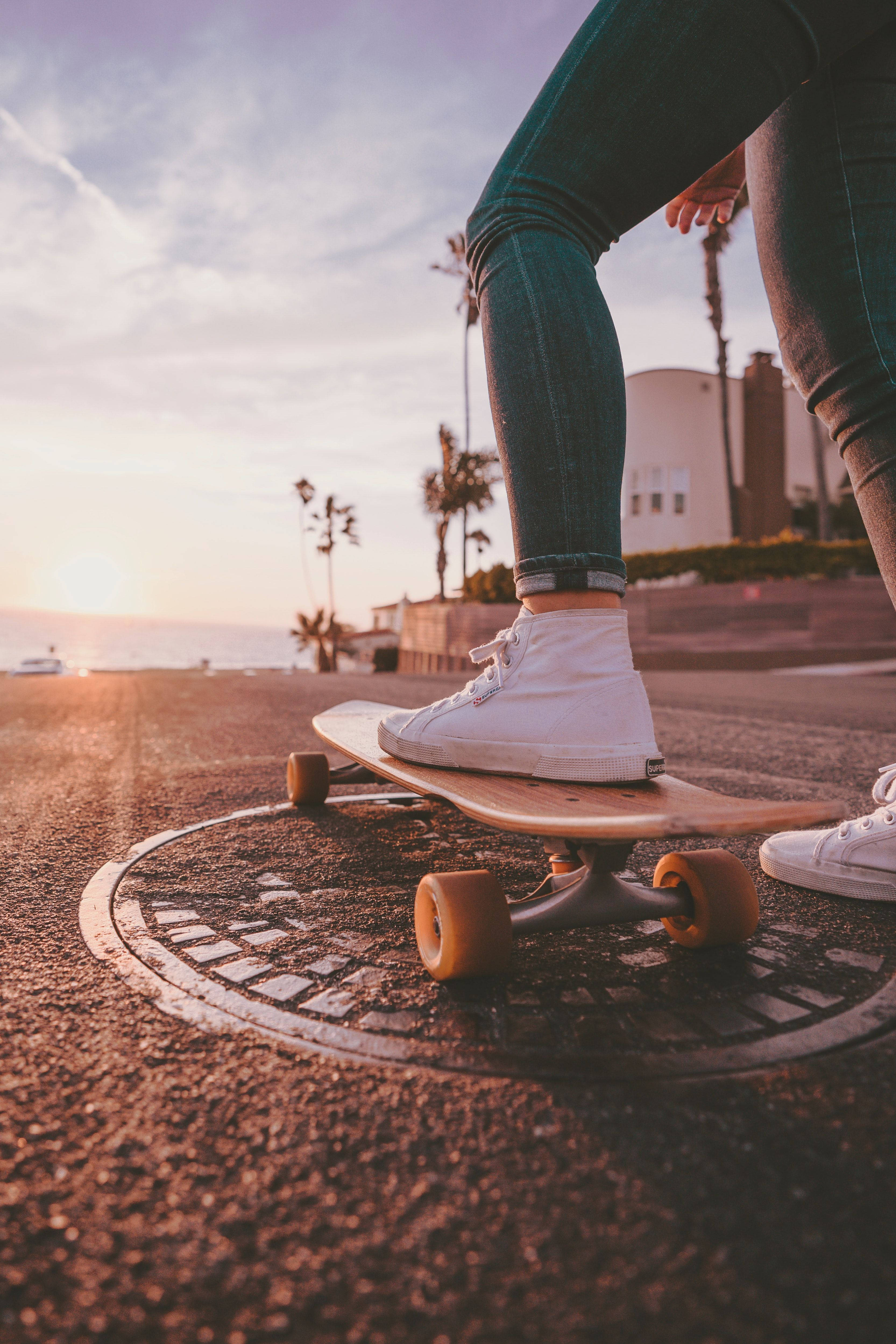 Kenkä rullalaudalla, skeittaajan estetiikka auringonsäde-efektillä Taustakuvat