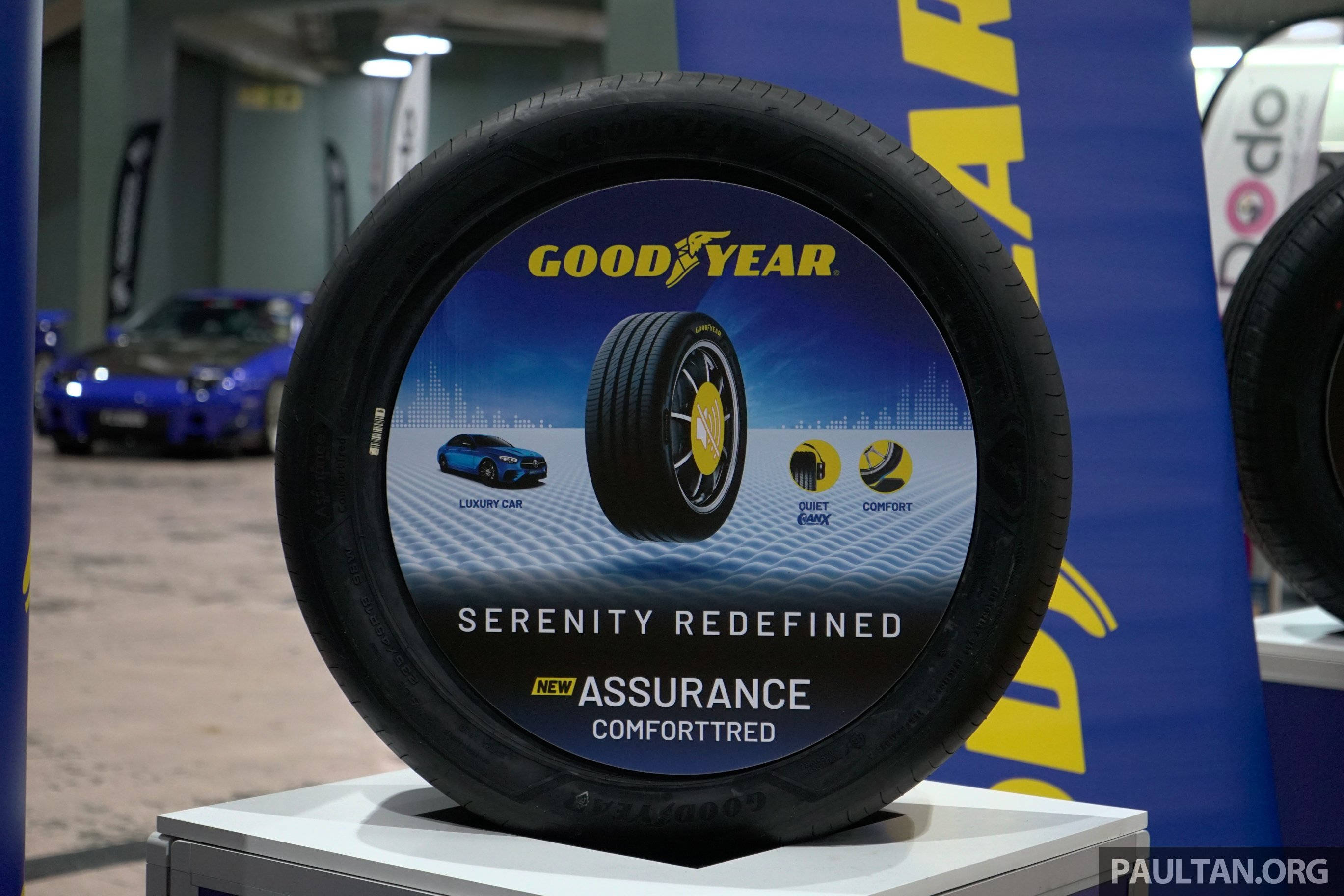 Kestävä Goodyear-rengas valmiina tielle. Taustakuvat