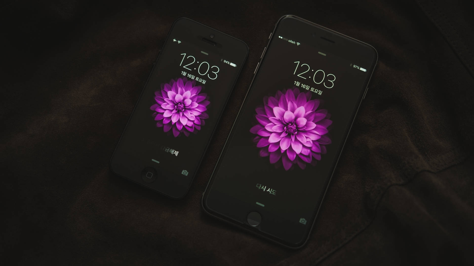 Kiehtova iPhone työpöydällä Taustakuvat