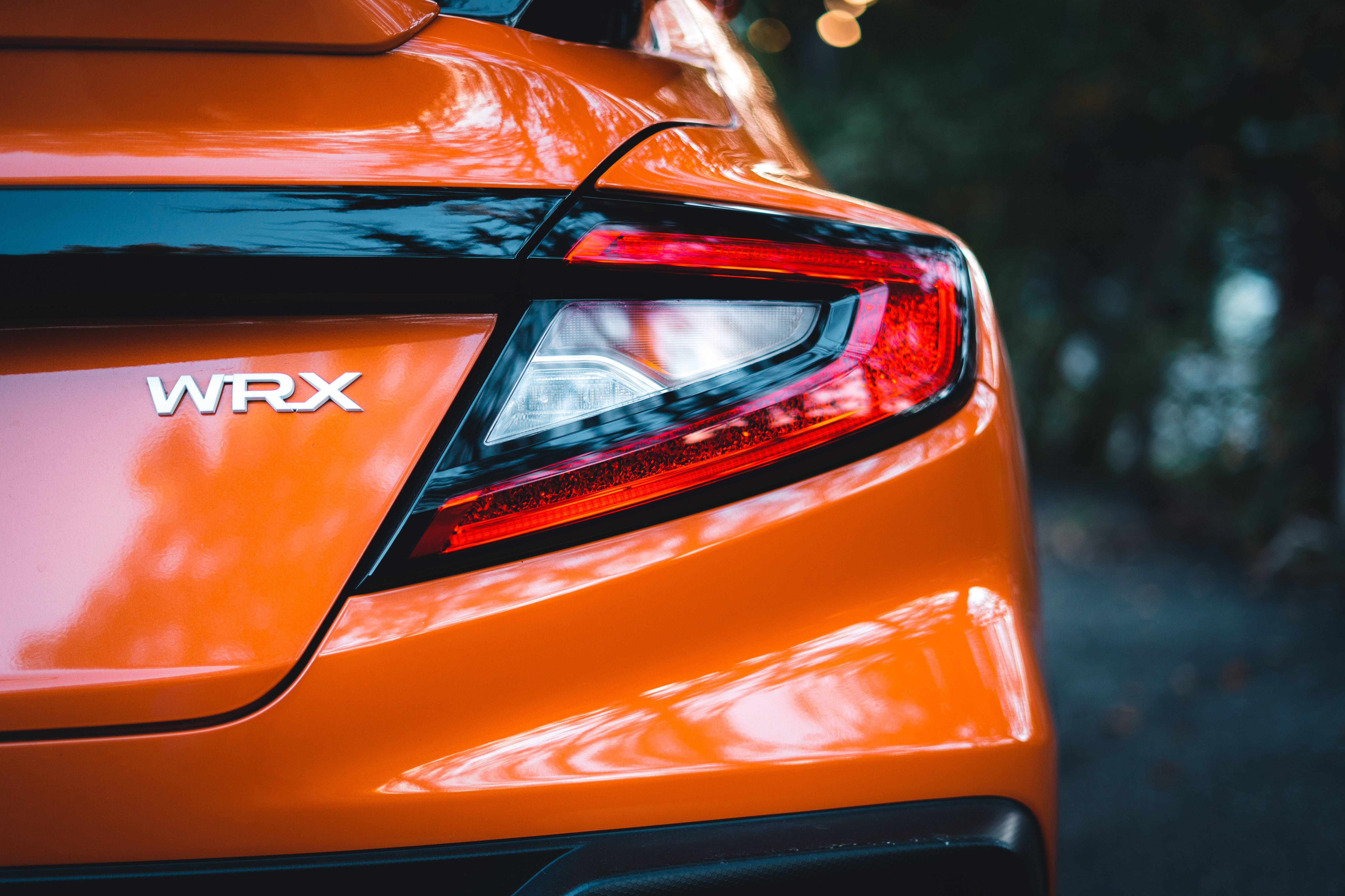 Kiiltävä oranssi Subaru WRX STI 4K Taustakuvat