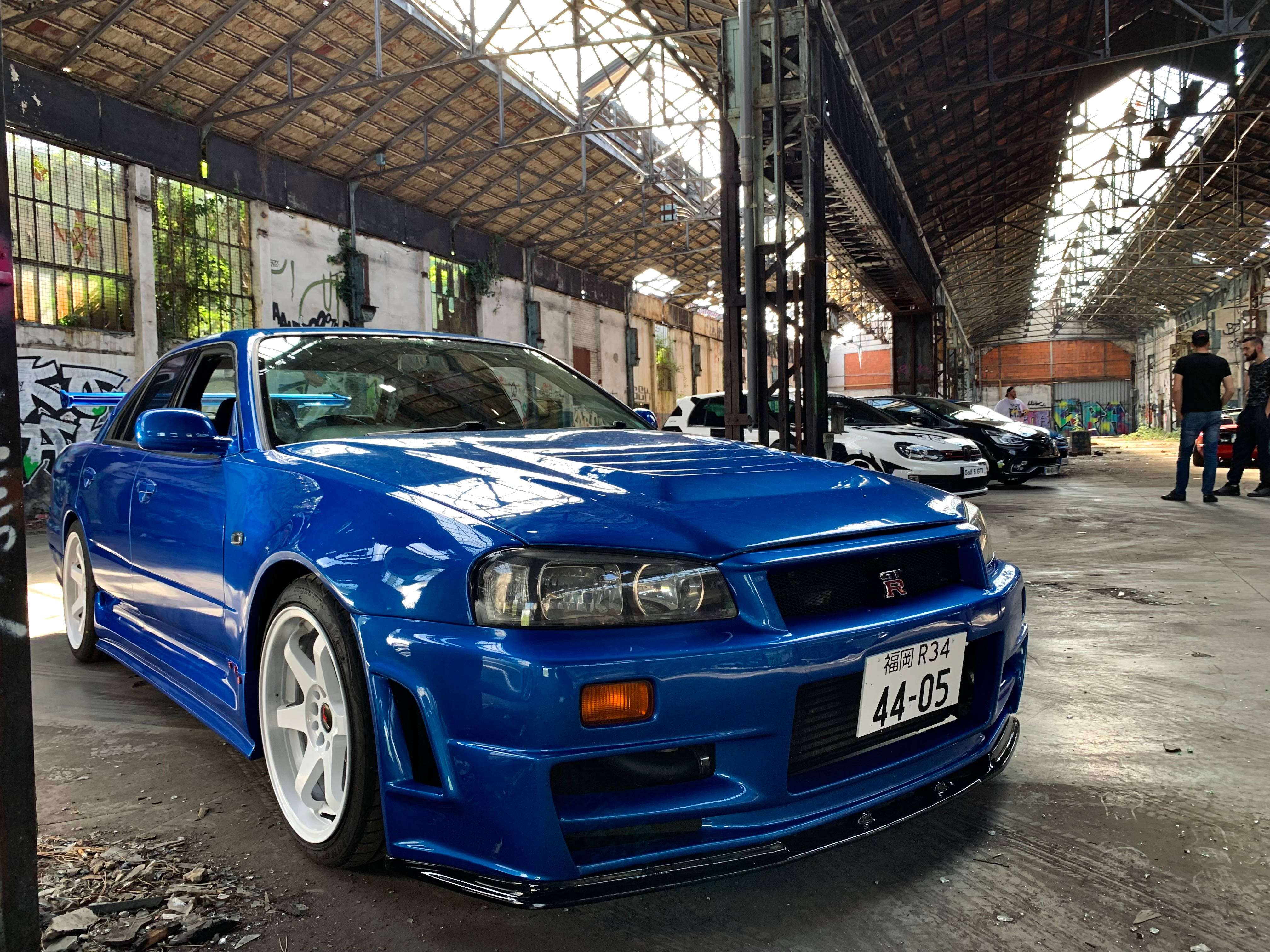 Kiiltävä sininen Nissan Skyline GTR R34 Taustakuvat