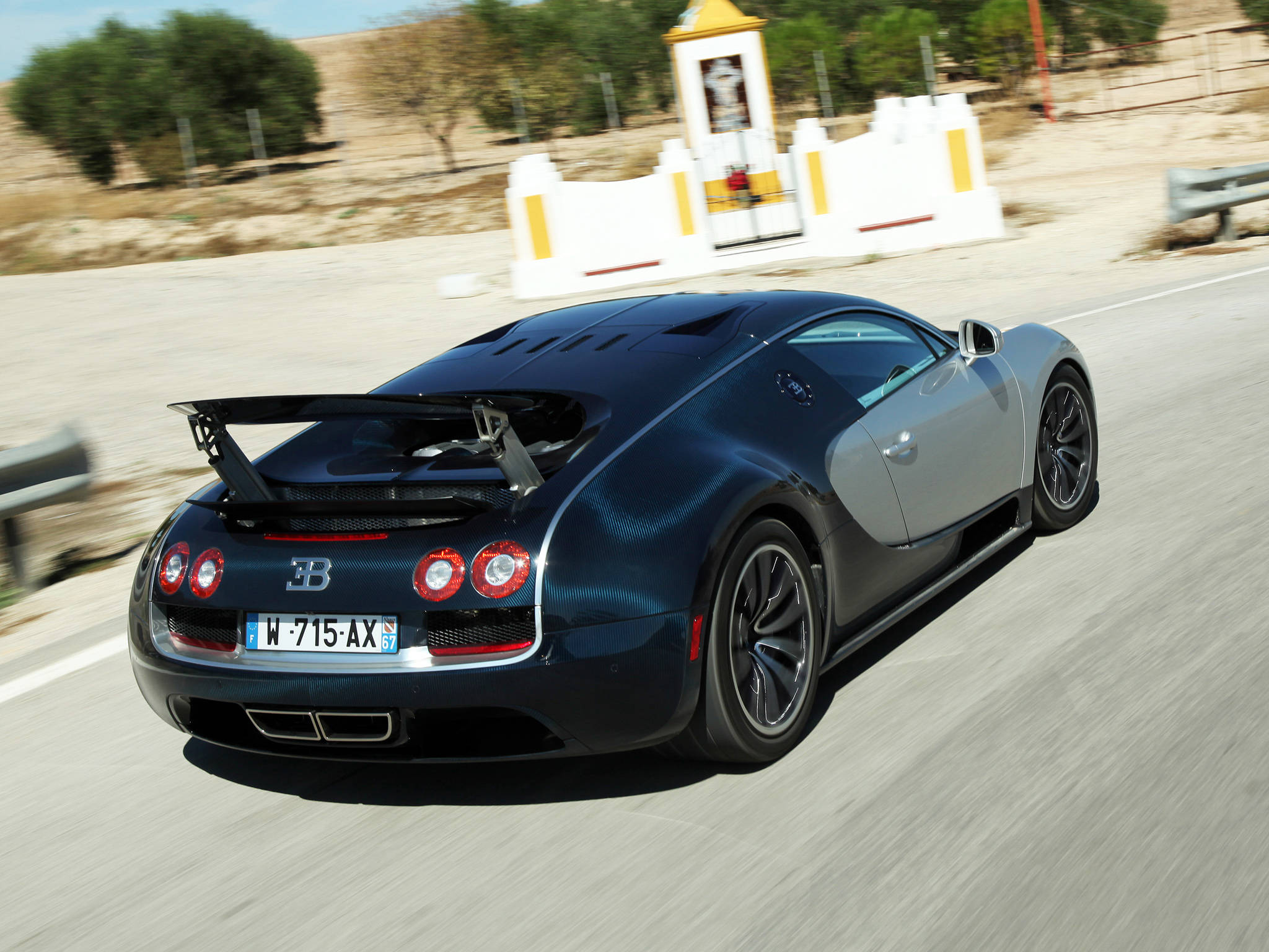 Kiitävä musta Bugatti Veyron Taustakuvat