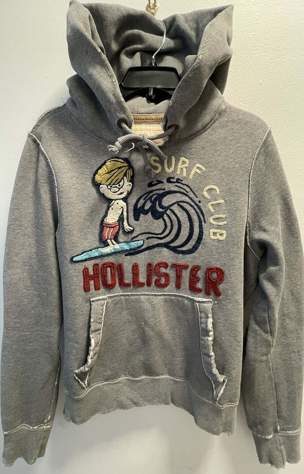 Kirkasta talvivaatekaappiasi Hollisterin statement-vaatteilla Taustakuvat