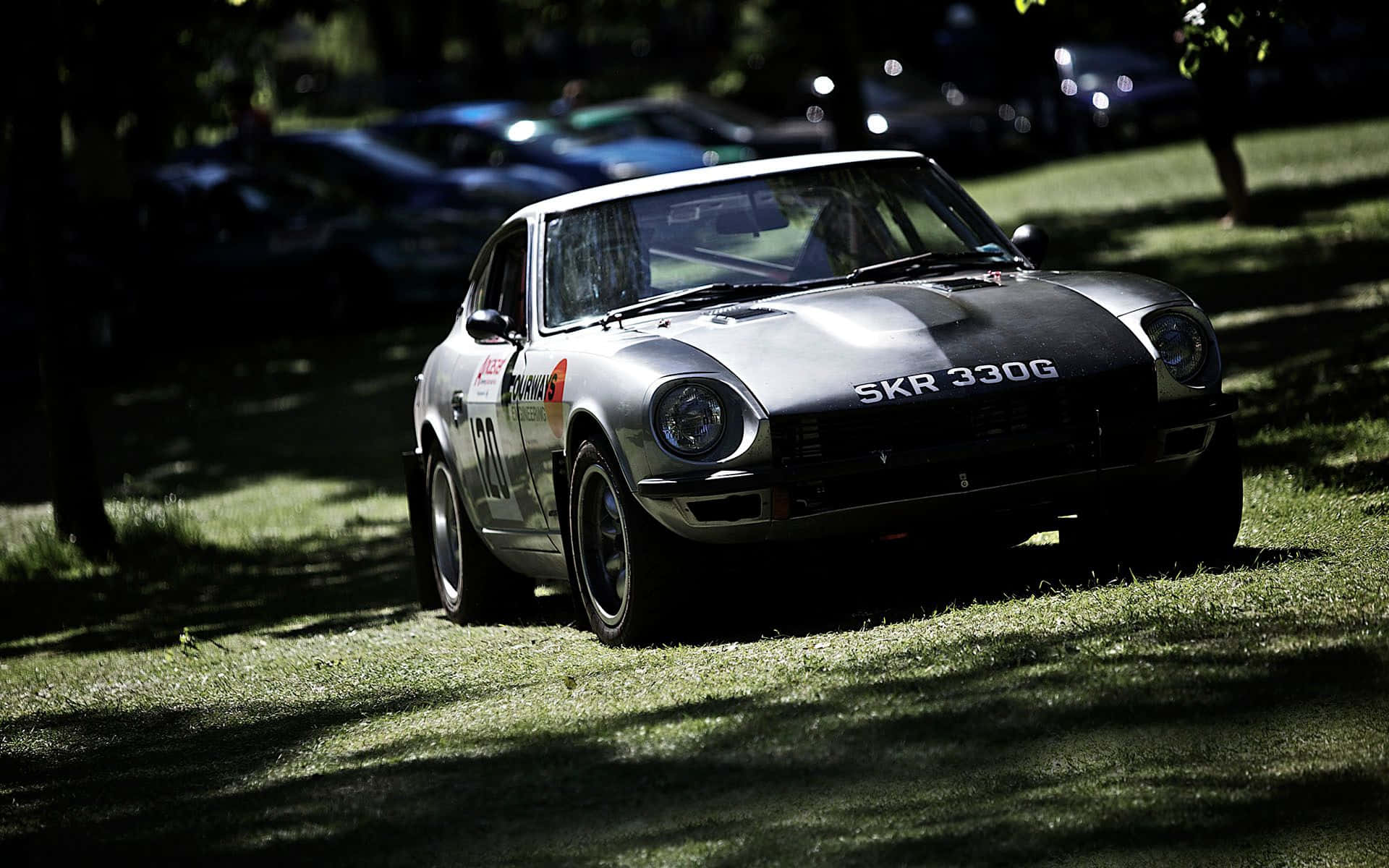 Klassinen Datsun kiitävänä avoimella tiellä Taustakuvat