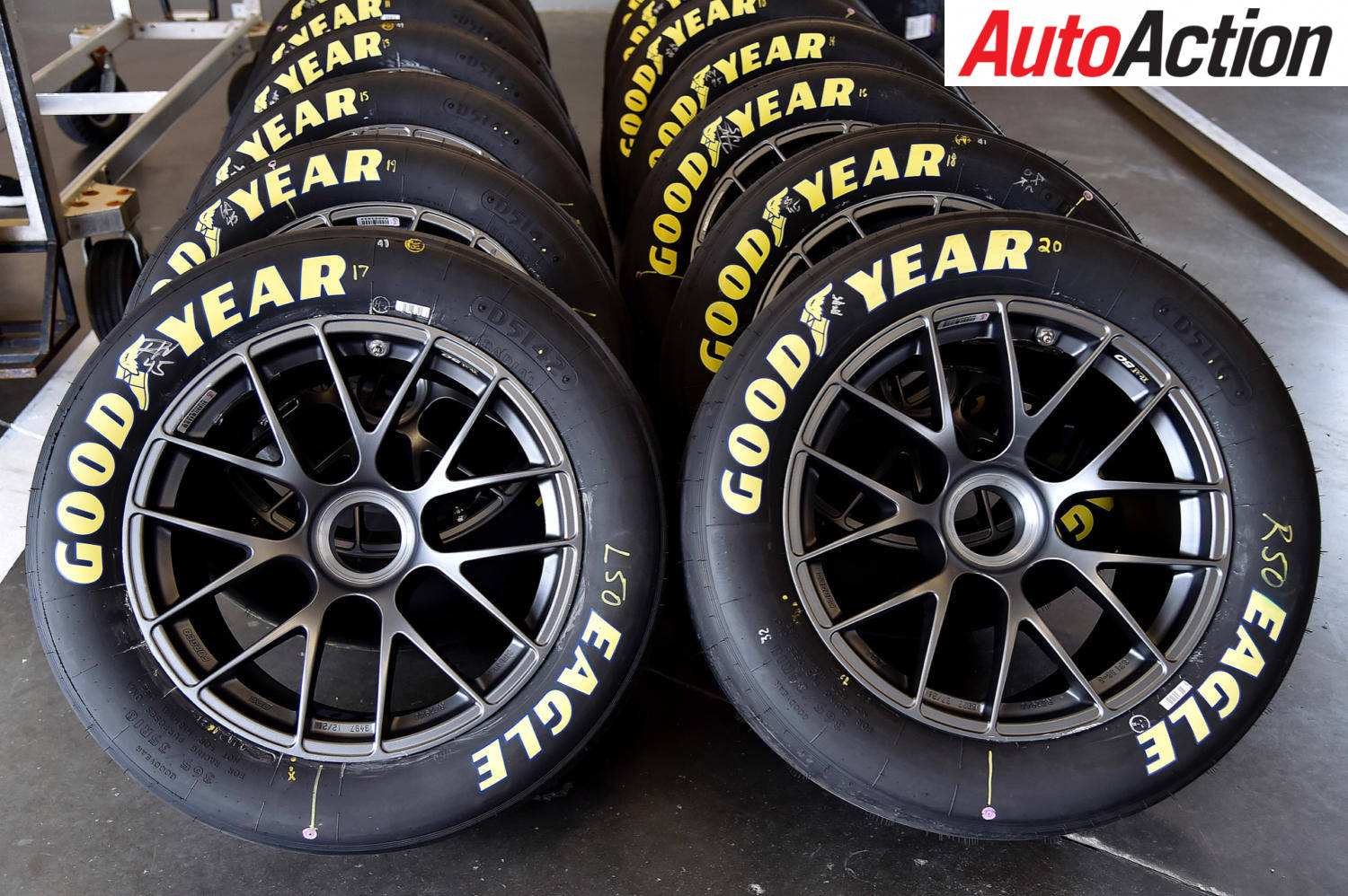 Koe äärimmäinen kilpa-ajo Goodyear-renkailla Taustakuvat