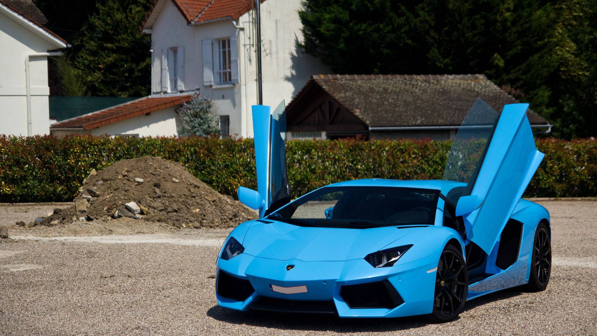 Koe taivaansinisen Lamborghini Aventadorin ajon äärimmäinen hurma Taustakuvat