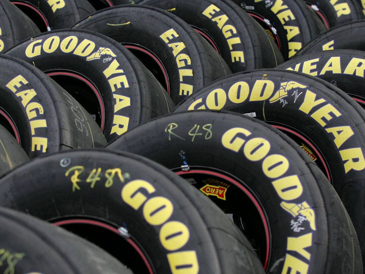 Goodyearin mustia renkaita järjestettynä