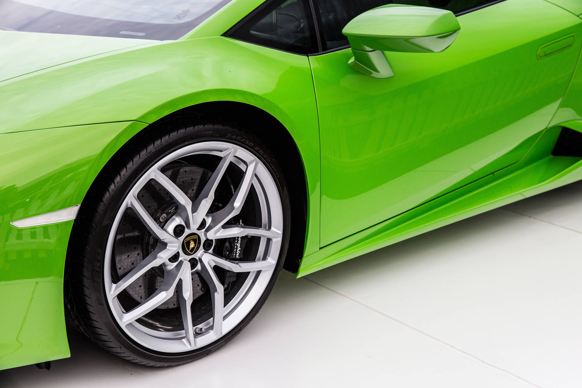 Vihreän Lamborghinin pyörän lähikuva taustakuva.