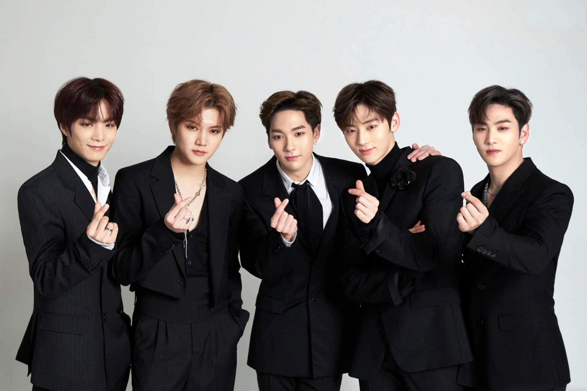 Kpop-poikabändi Nuest puvussa Taustakuvat
