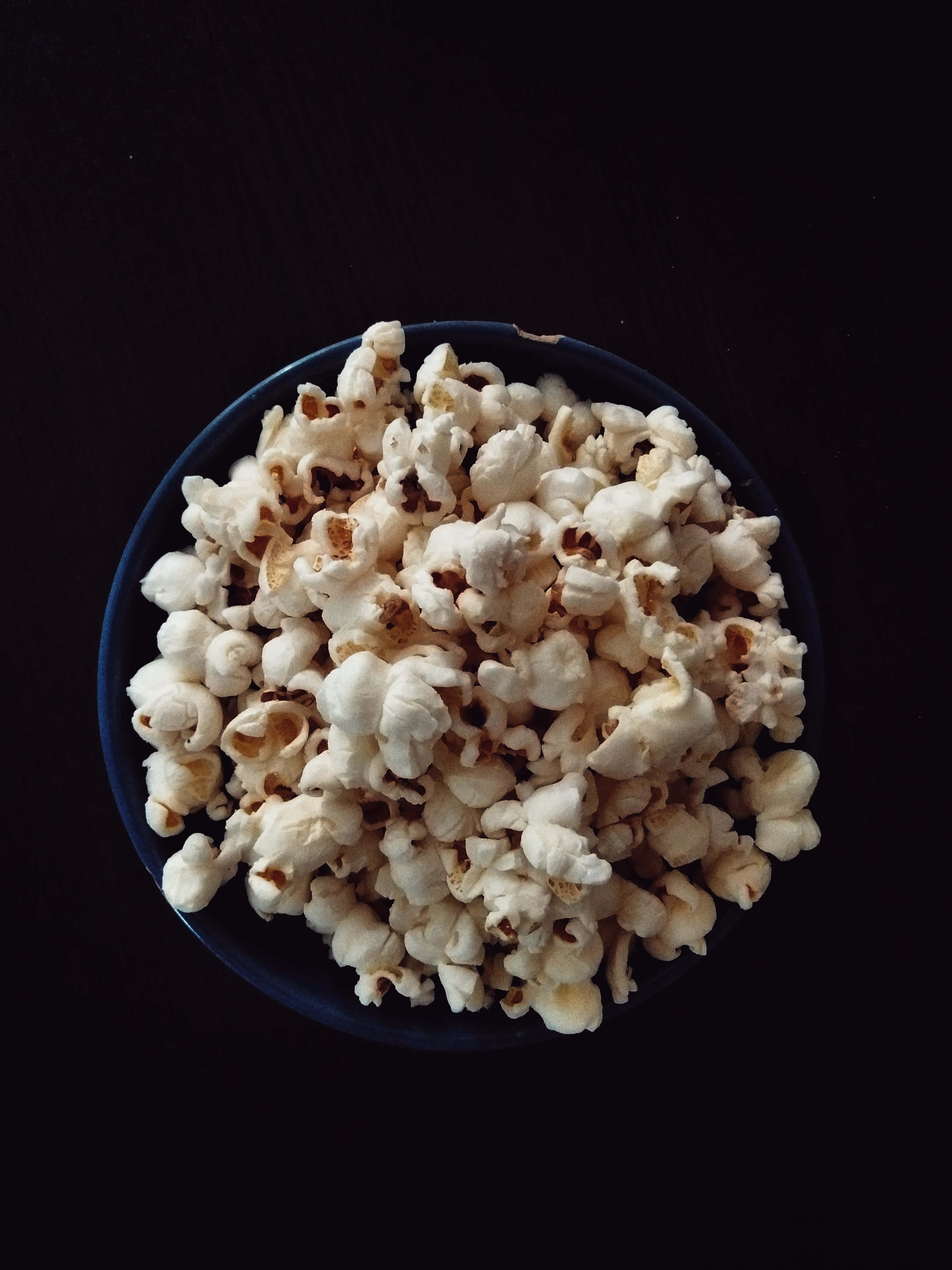 kulho popcornia mustalla pöydällä Taustakuvat