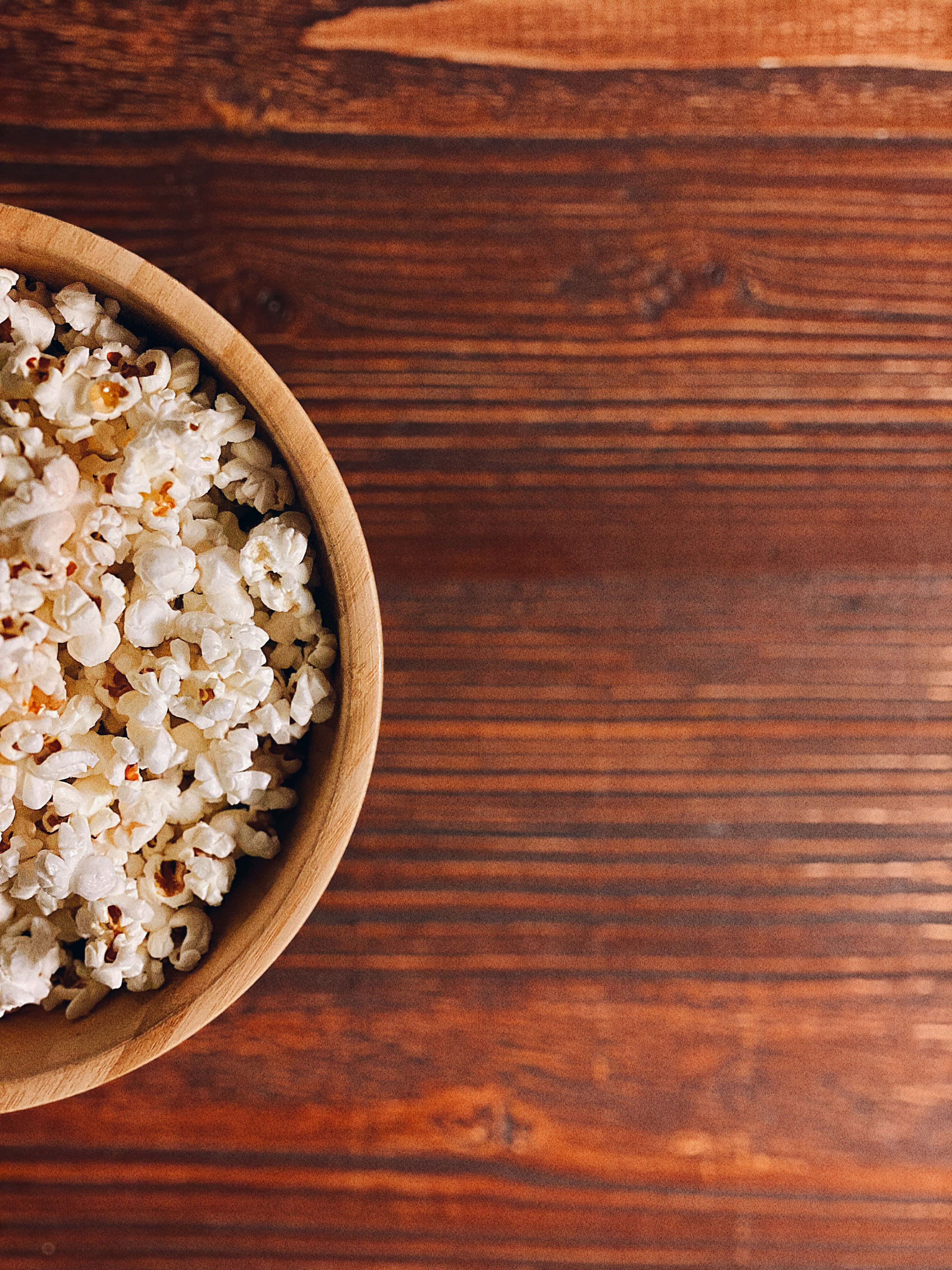 kulho popcornia puisella pöydällä Taustakuvat
