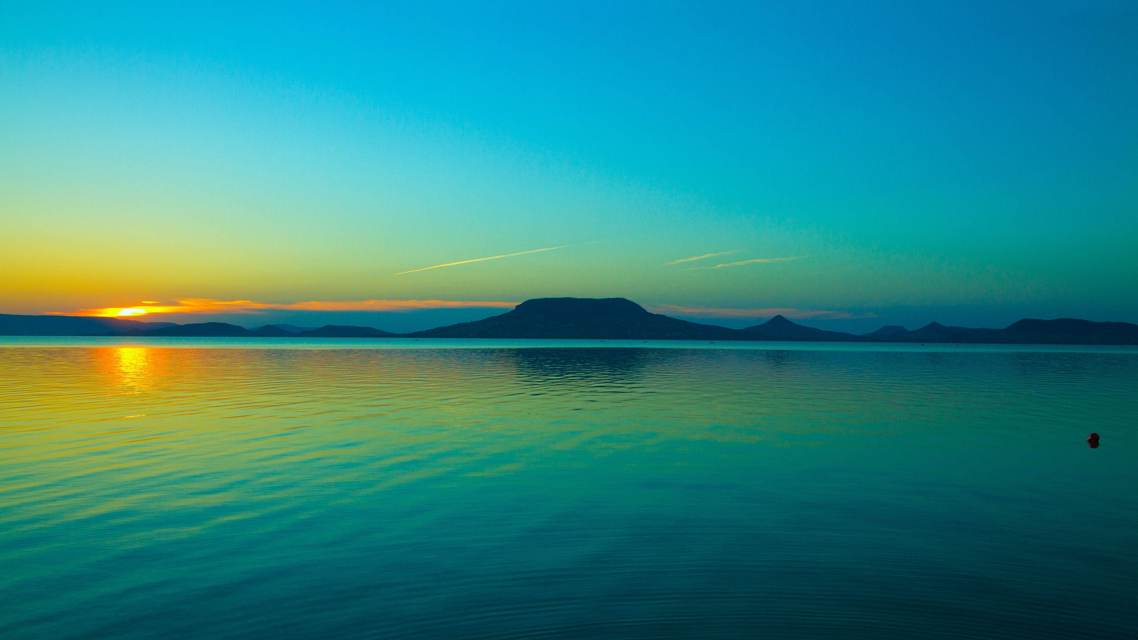 Kultainen auringonlasku horisontissa Taustakuvat
