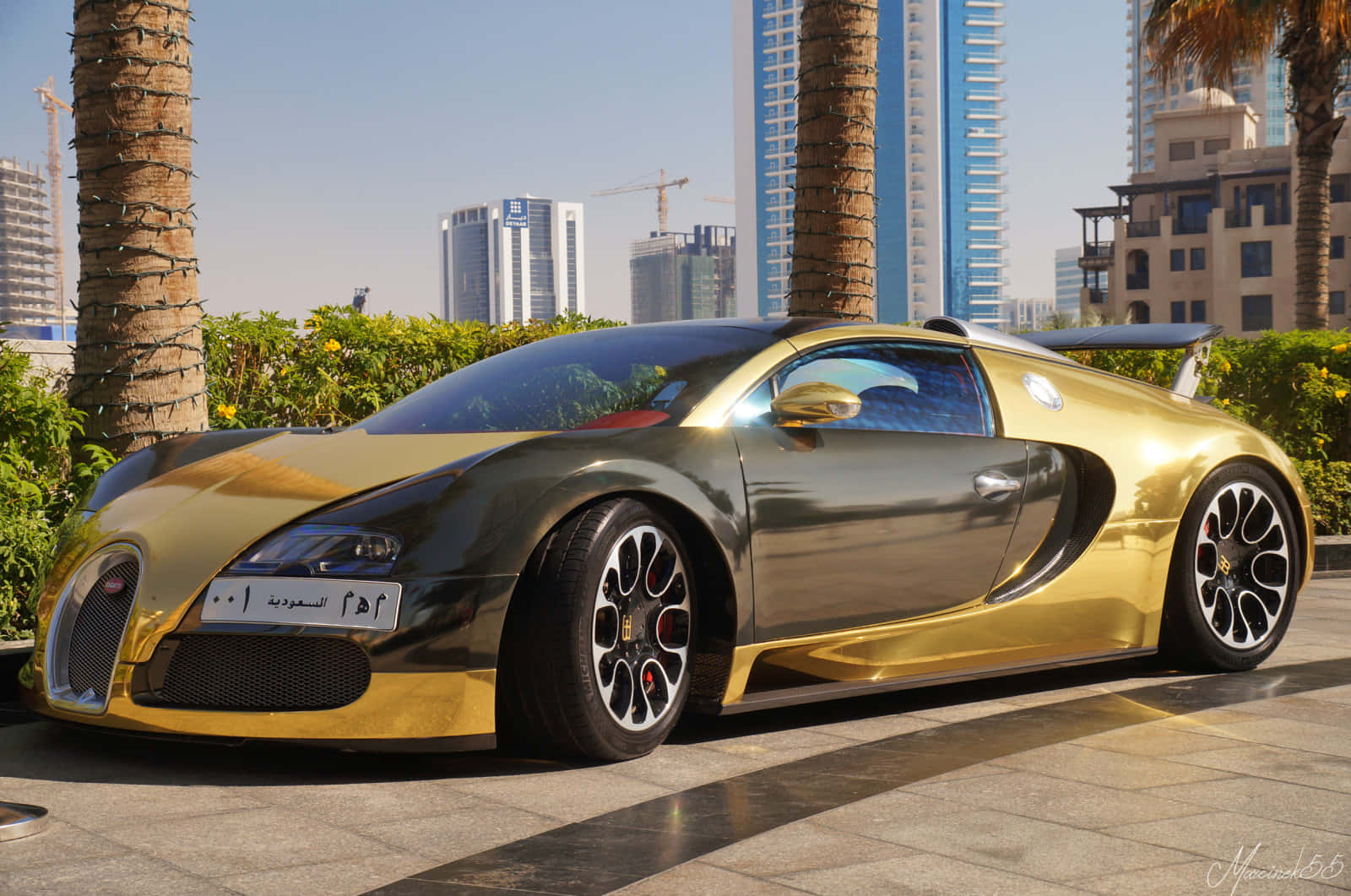 Kultainen Bugatti Veyron -auto pysäköitynä Taustakuvat