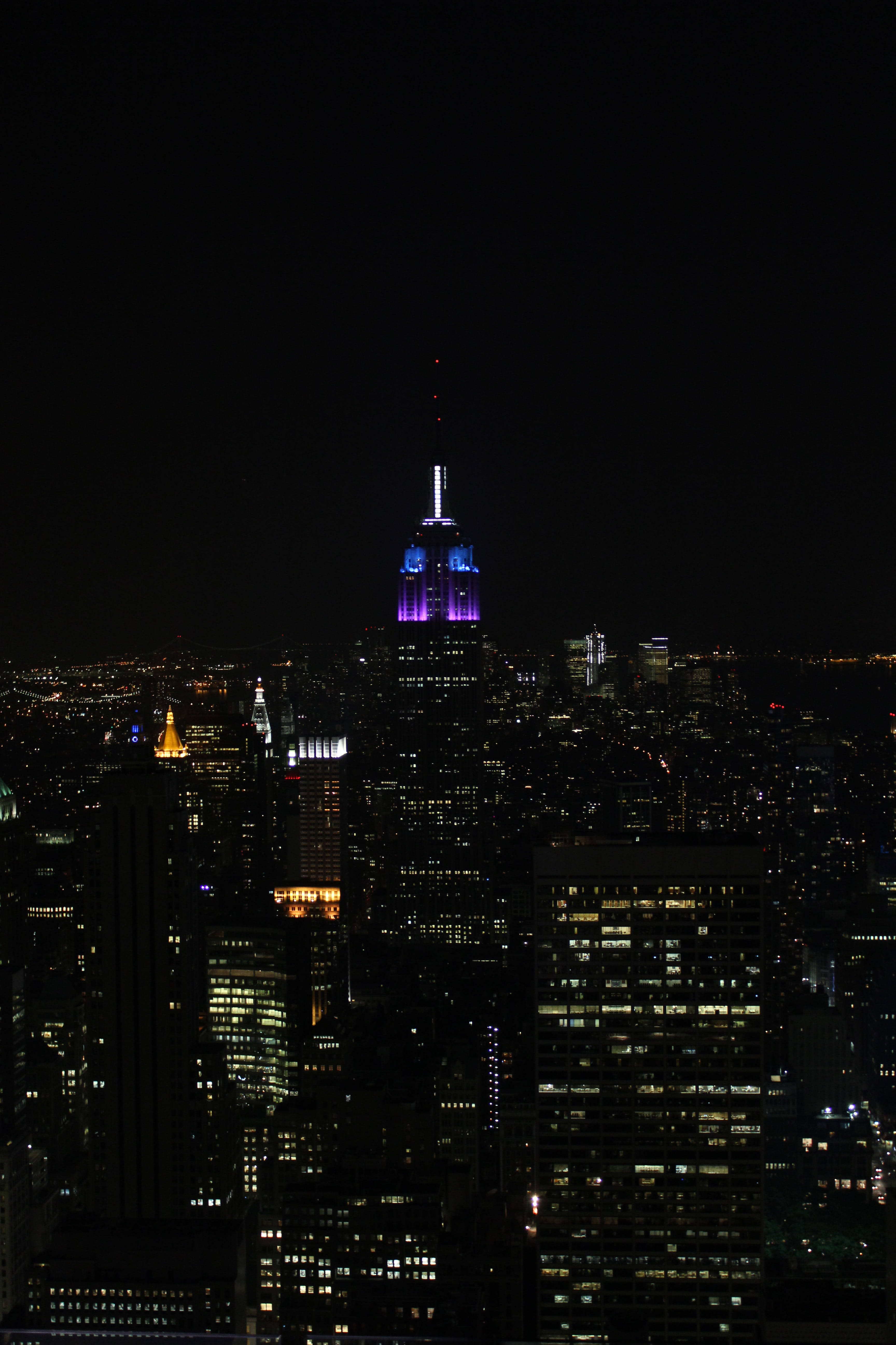 Kuutamoinen Empire State Buildingin siluetti, New York yöllä iPhone-taustakuvana Taustakuvat