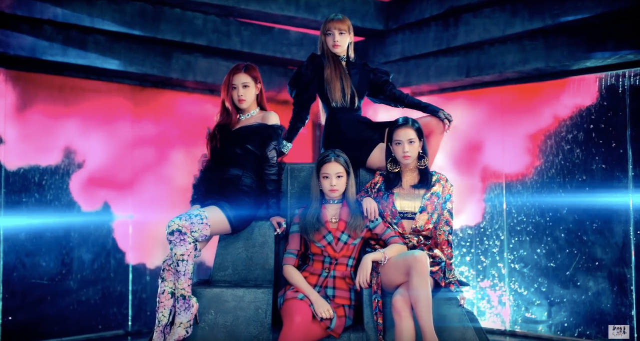 Kuva K-Pop-ryhmän Blackpink jäsenistä heidän musiikkivideossaan "DDU-DU DDU-DU" Taustakuvat