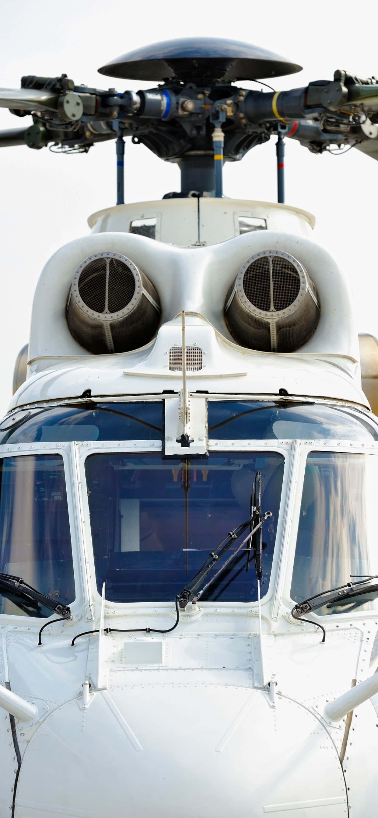 Kuva Kirkkaanvärisiä helikoptereita iPhone XS Max -sinistä taivasta vasten Taustakuvat