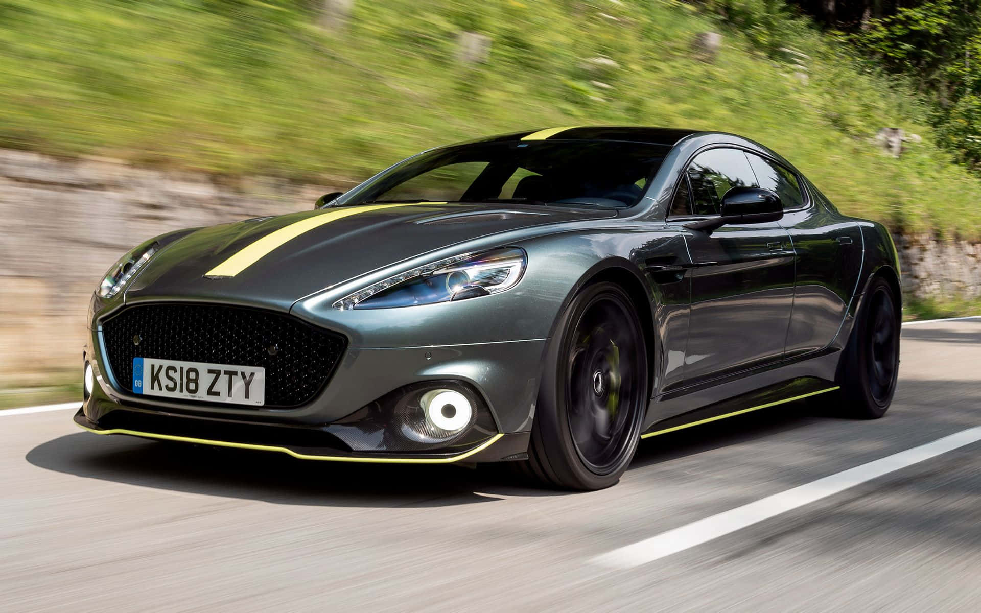 Kuvateksti: Aston Martin Rapide S – Voiman ja luksuksen fuusio Taustakuvat