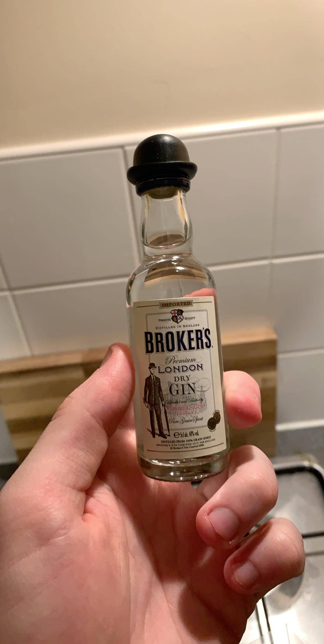 Kuvateksti: Miniatyyri Brokers Gin -pullo Taustakuvat