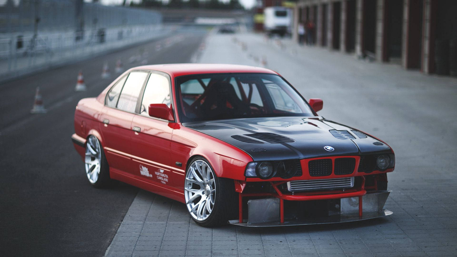 Kuvateksti: Silmiinpistävä punainen BMW E34 Full HD Taustakuvat